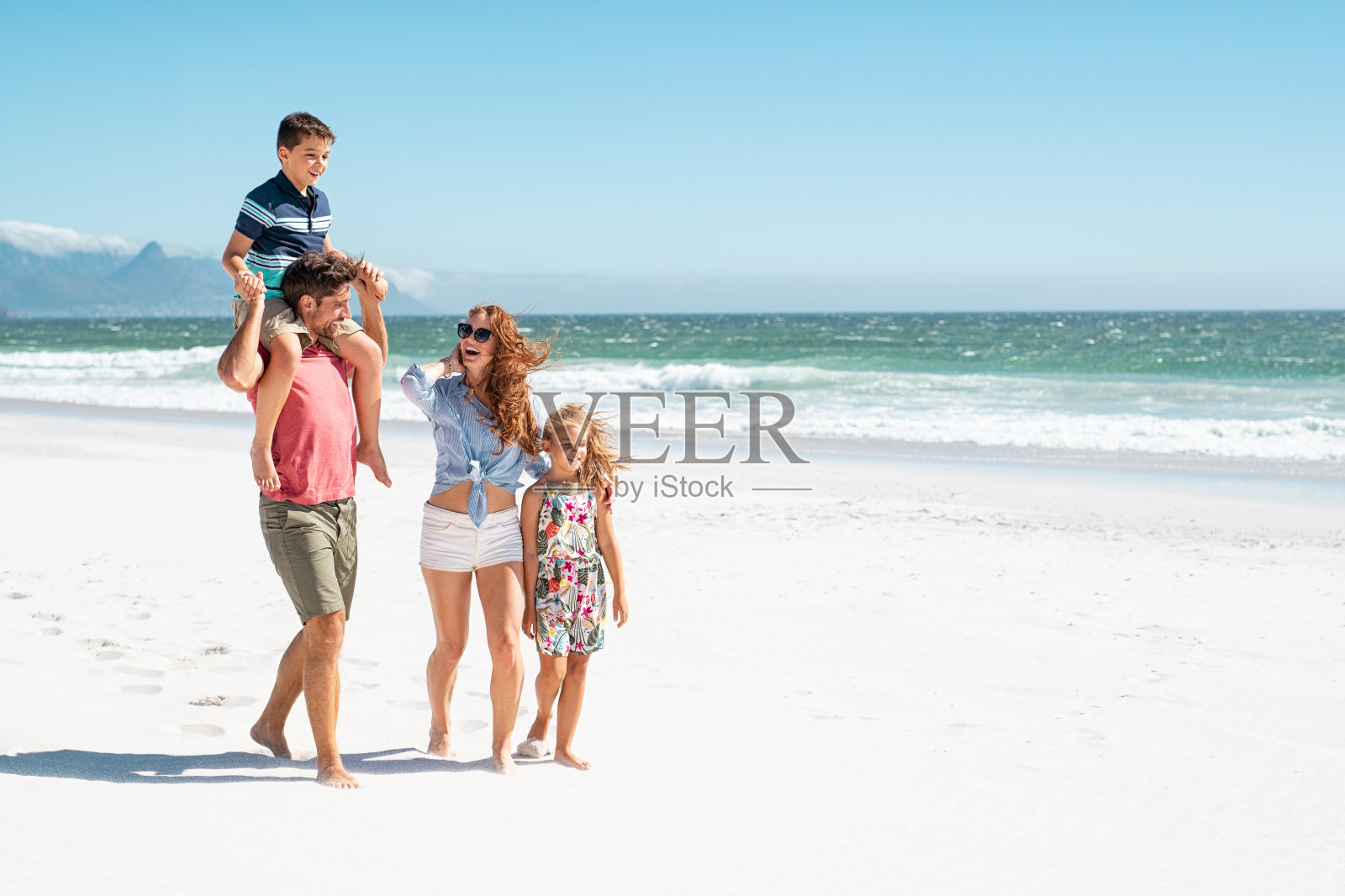 家人在海滩散步照片摄影图片