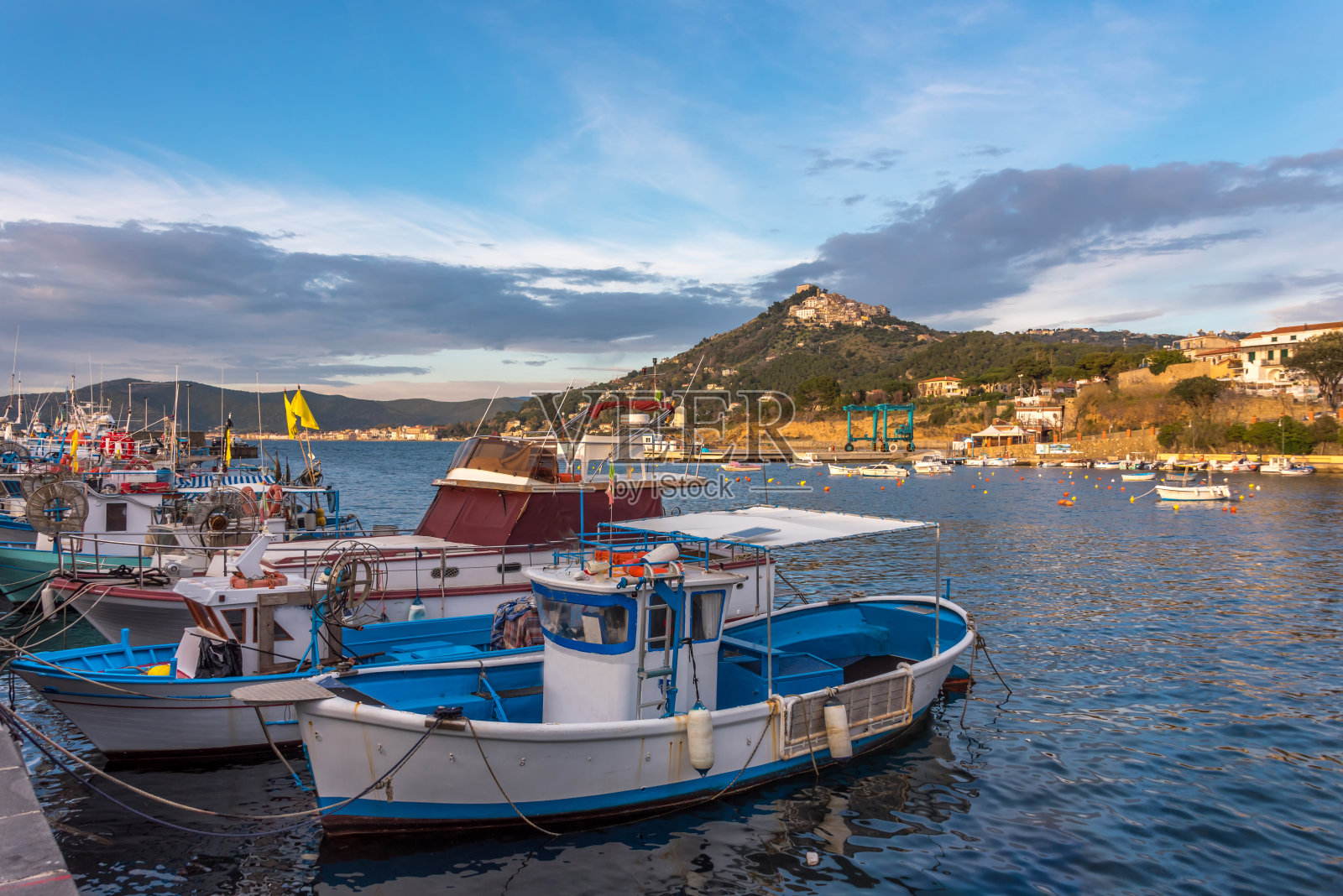 日落时分，意大利地中海南部海岸的渔船港口照片摄影图片