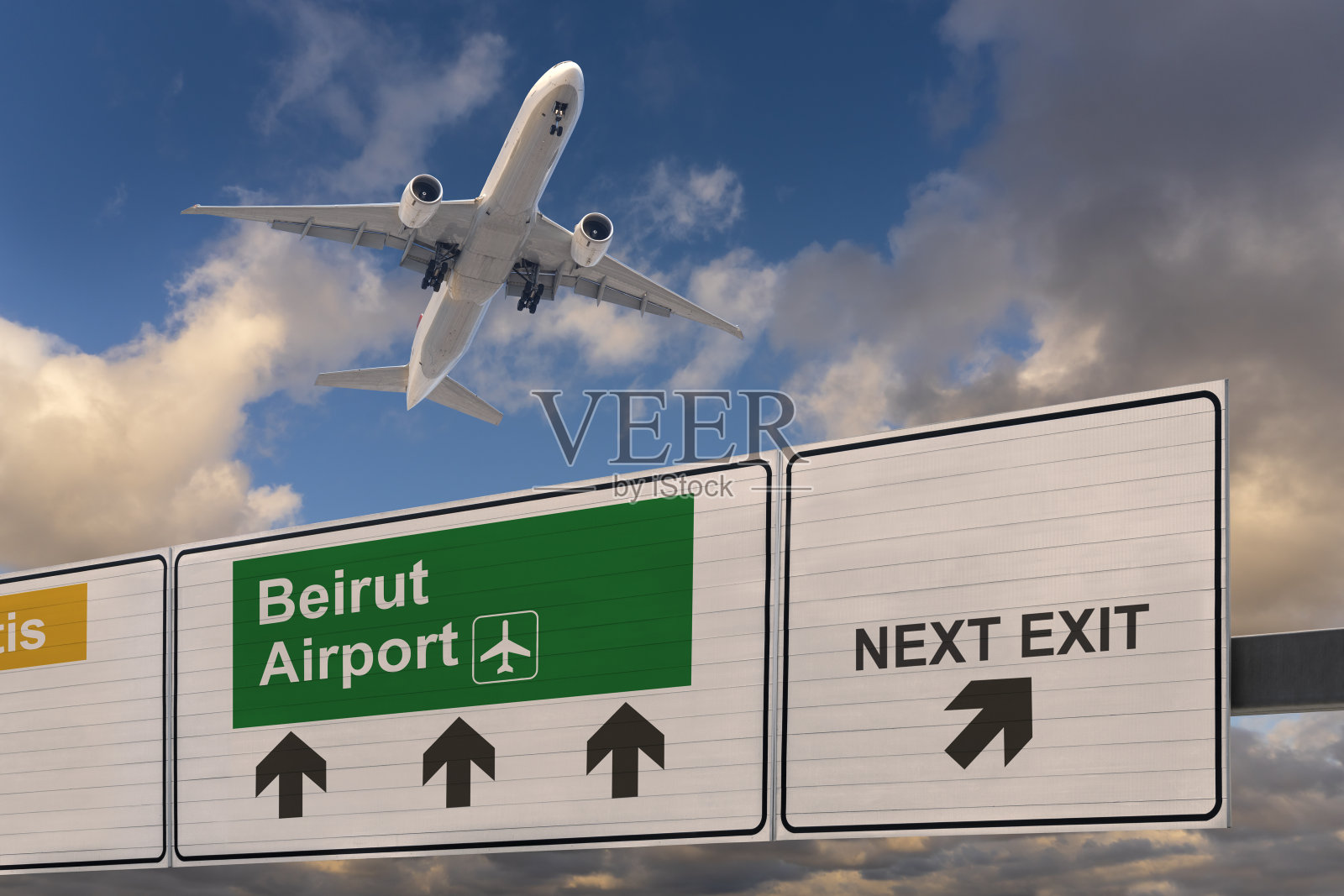 指示贝鲁特机场方向的路标和一架刚起飞的飞机。照片摄影图片