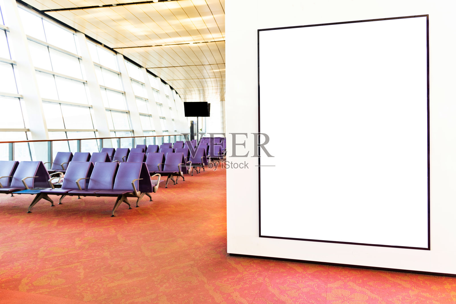 机场等候区的空白广告牌照片摄影图片