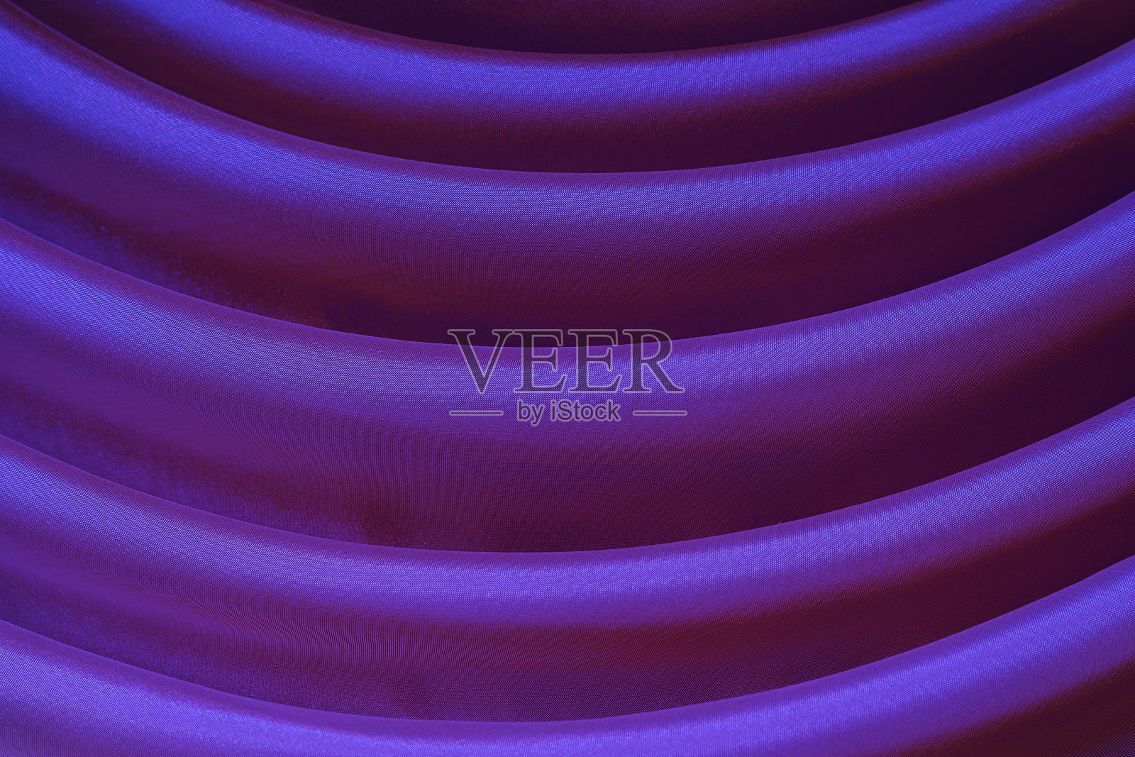 紫色欧根纱窗帘上的水平褶皱照片摄影图片