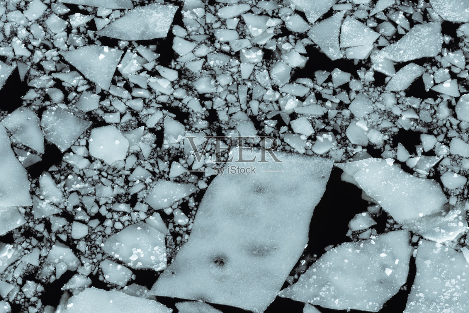 浮冰在水面上，俯视图-春天的背景照片摄影图片