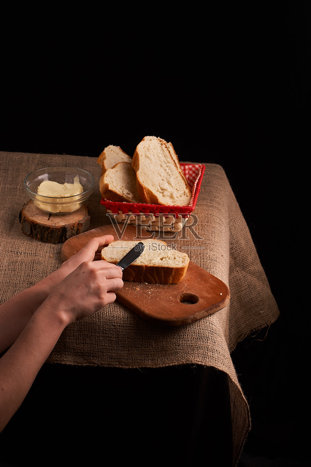 面包和黄油的概念，美味的家庭食品近距离在桌子上照片摄影图片