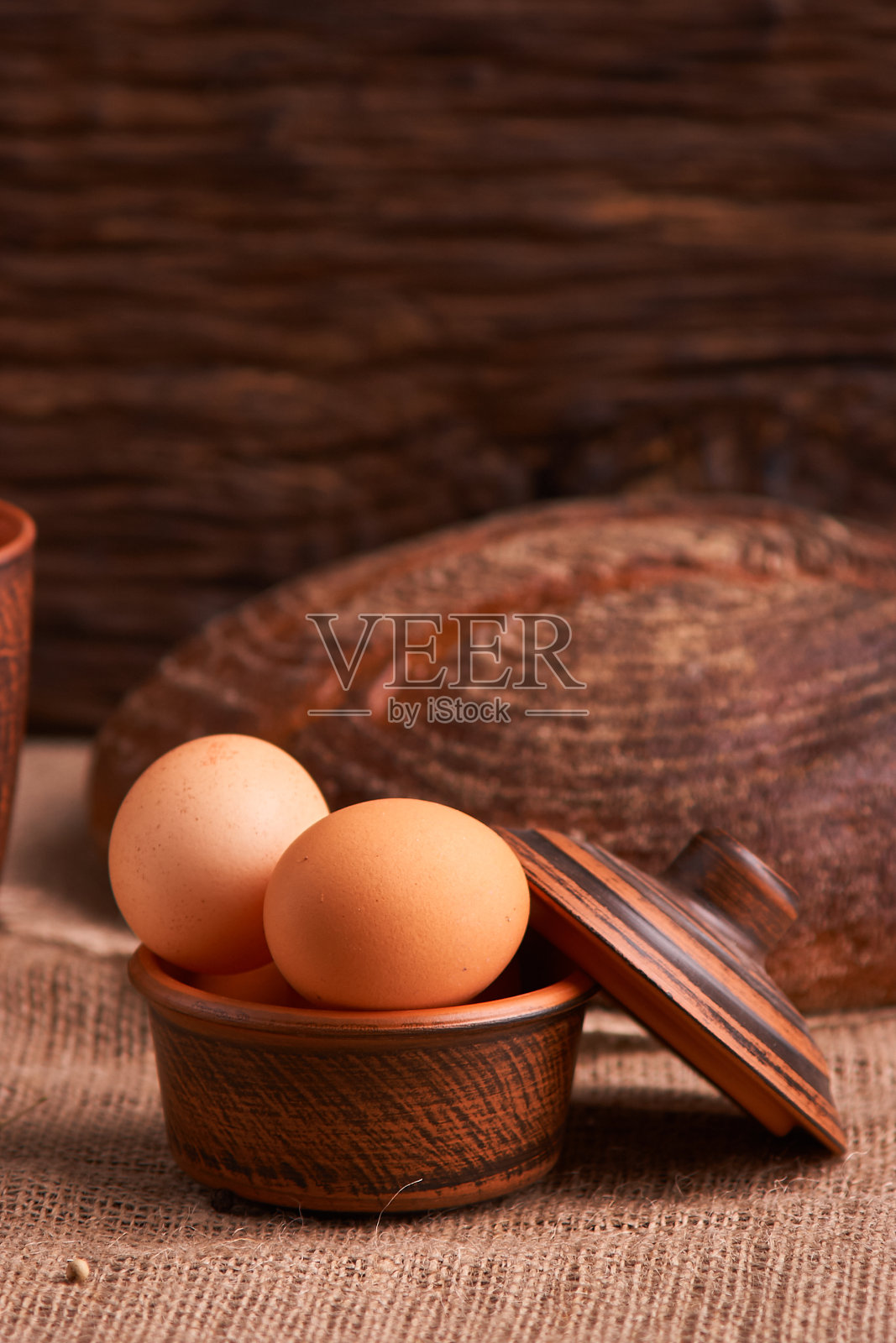 鸡蛋、面包和厨房用具，背景是古老的木头。美味的食物照片摄影图片