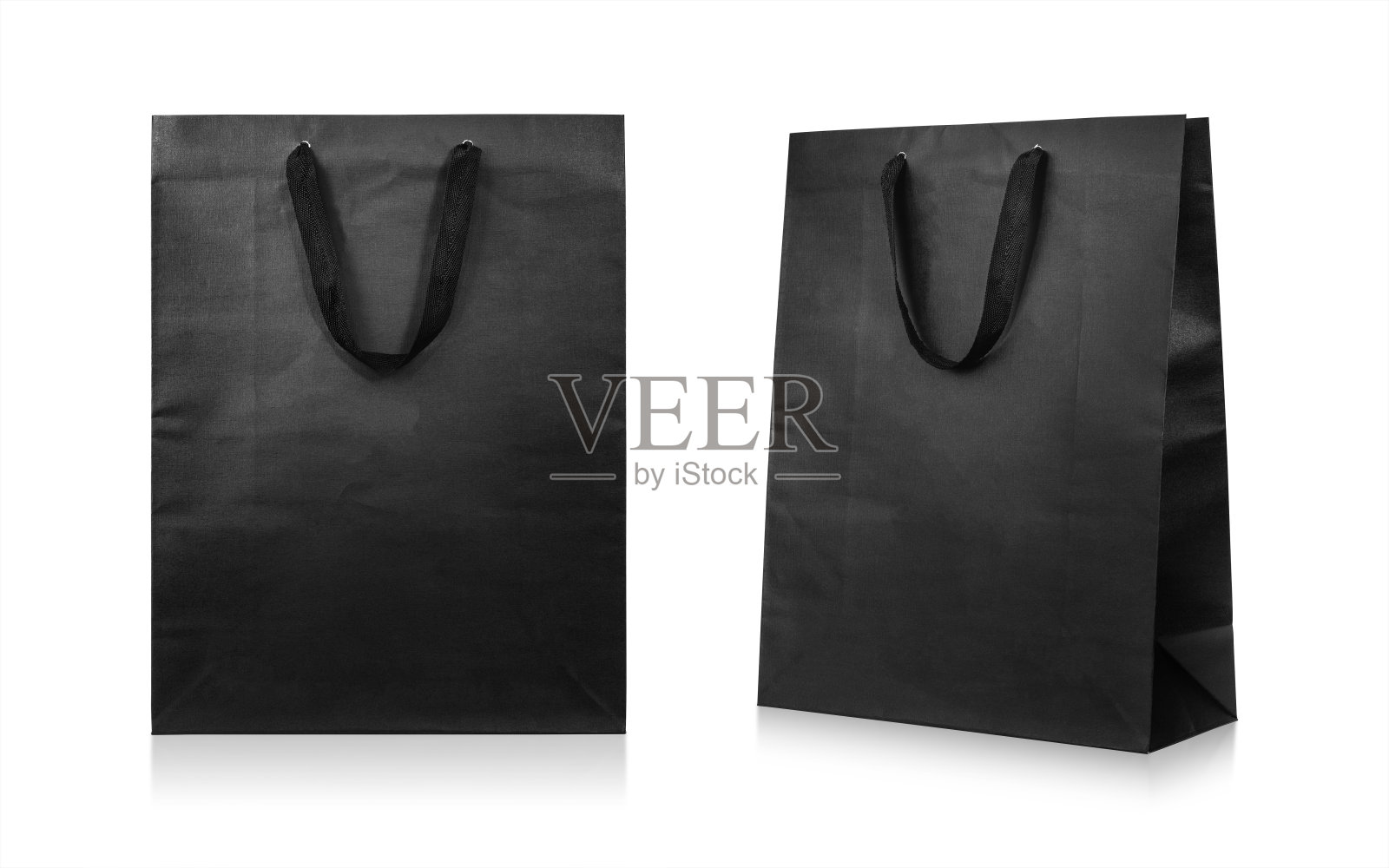白色背景上孤立的纸袋。黑色购物袋。(剪切路径)照片摄影图片
