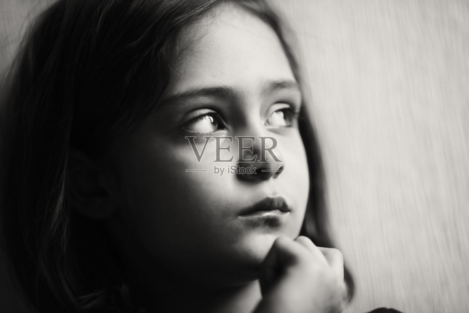 一个沉思的女孩的肖像照片摄影图片