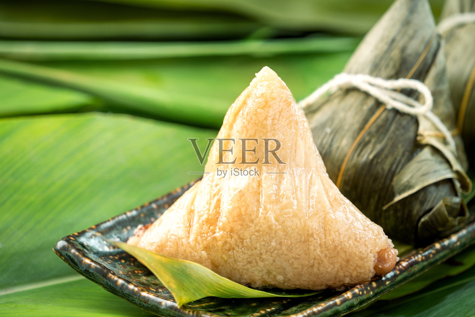 近距离，仿空间，中国著名的端午节食品，蒸饺，由竹叶包裹由糯米原料制成的金字塔形照片摄影图片