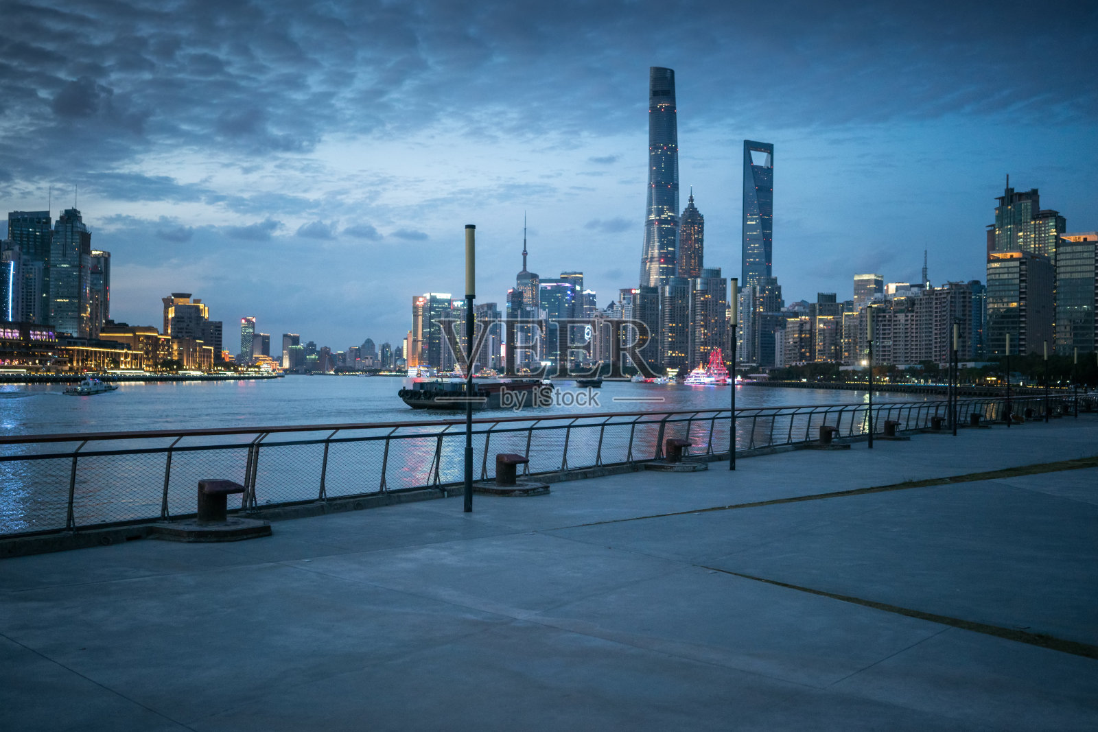 黄昏中的上海天际线照片摄影图片