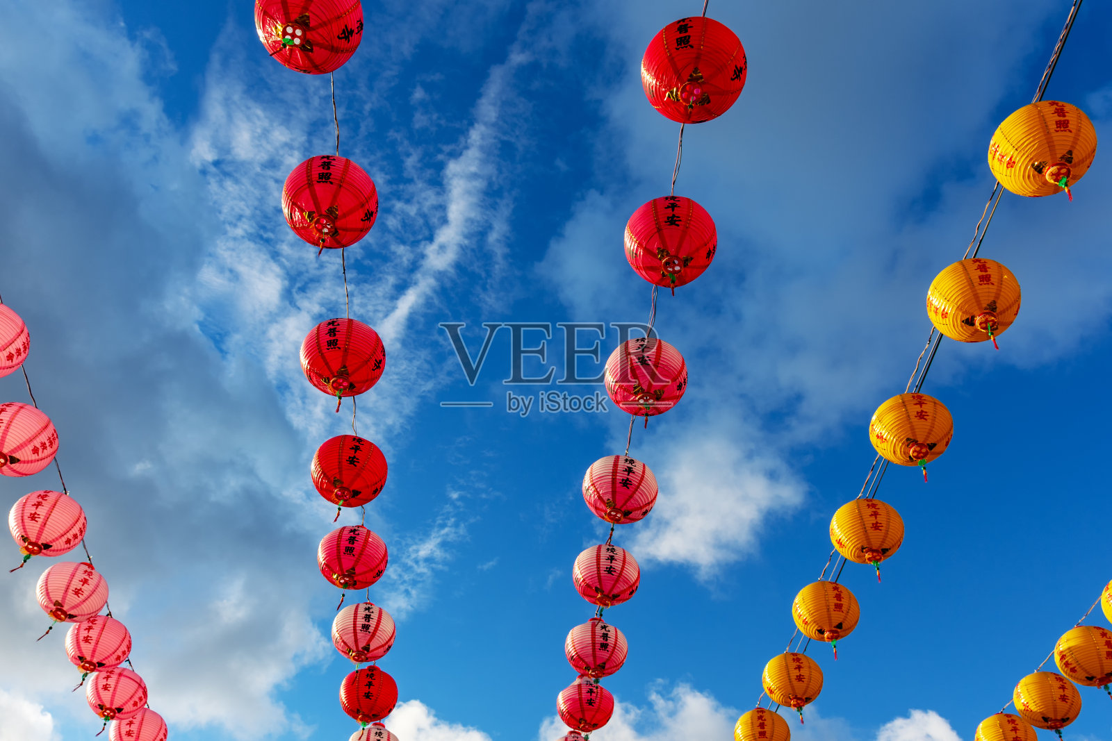 在蓝天下排成一排五颜六色的中国灯笼照片摄影图片