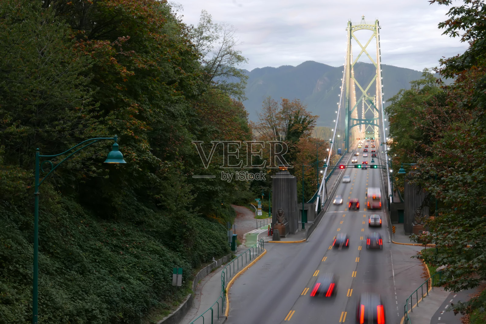 模糊运动的汽车驾驶在狮门大桥在斯坦利公园在加拿大BC温哥华照片摄影图片