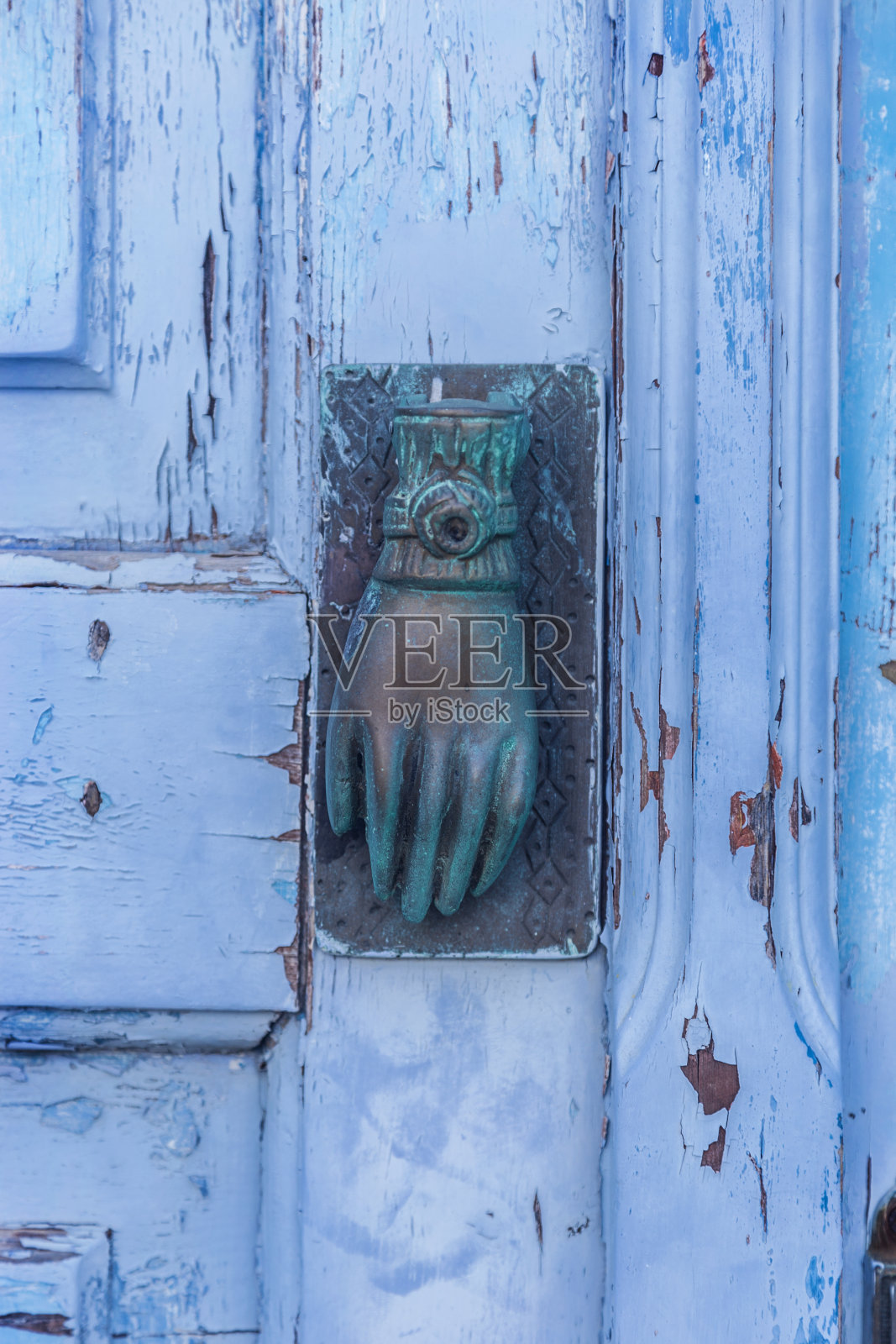 希腊旧木门上的蓝色手照片摄影图片