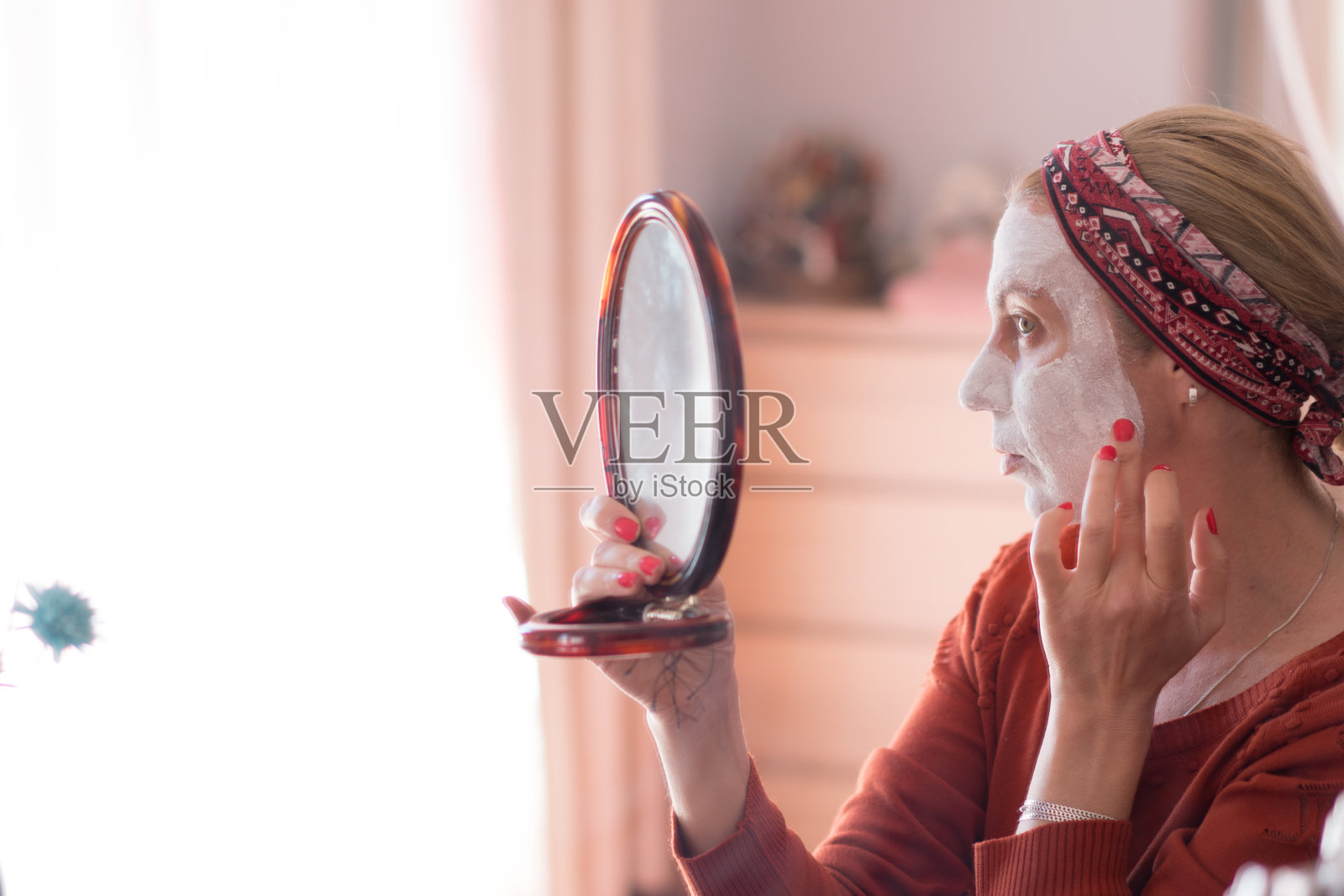护理面部皮肤的女人照片摄影图片