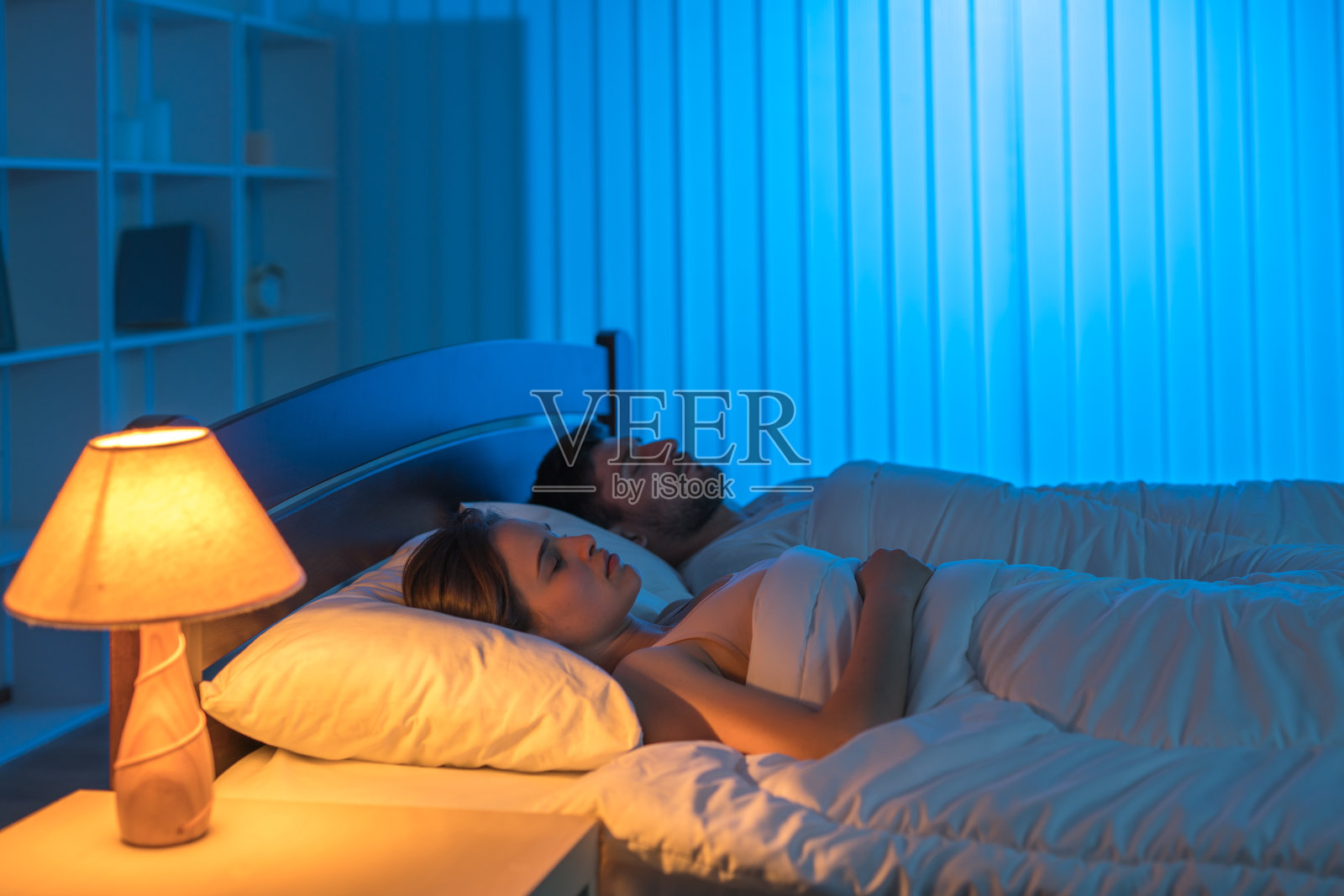 Schlafender Mann Und Frau Liegen Bett - Stockfotografie: lizenzfreie Fotos © AllaSerebrina ...