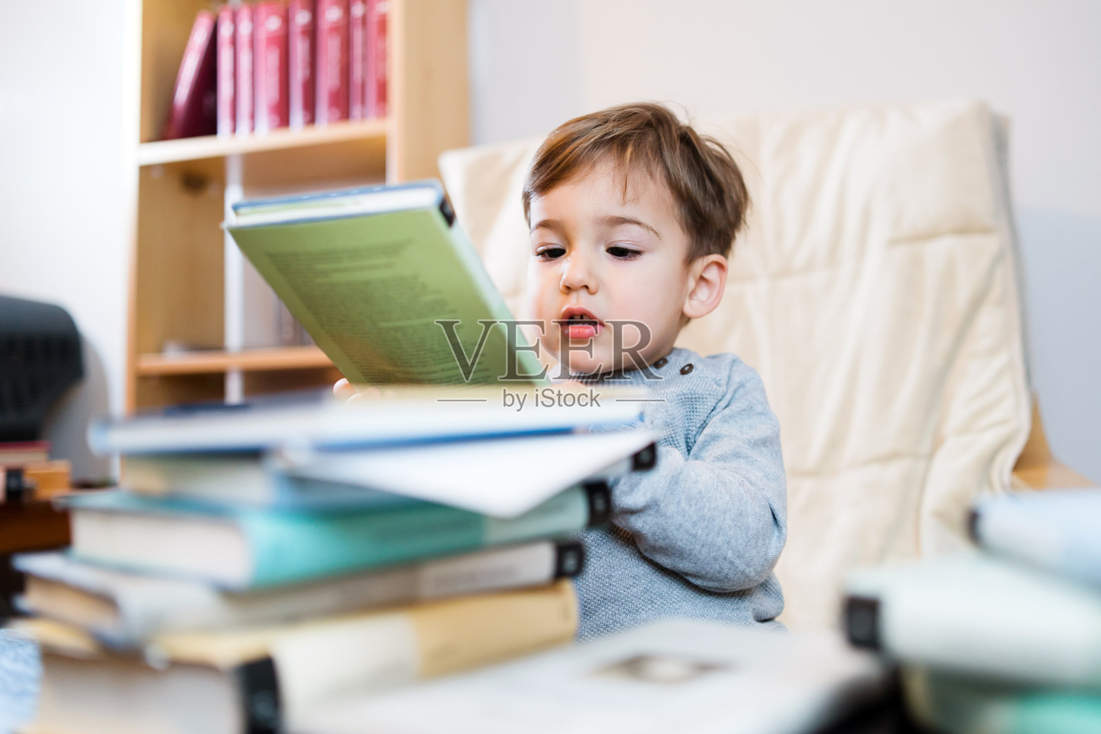 小男孩在家里玩着书寻求知识智慧照片摄影图片