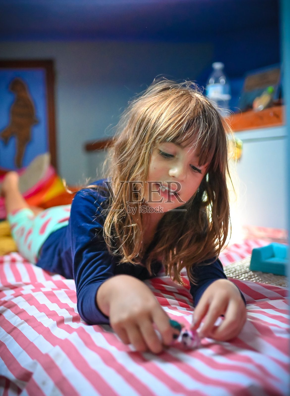 小女孩用她的玩具玩幻想游戏照片摄影图片