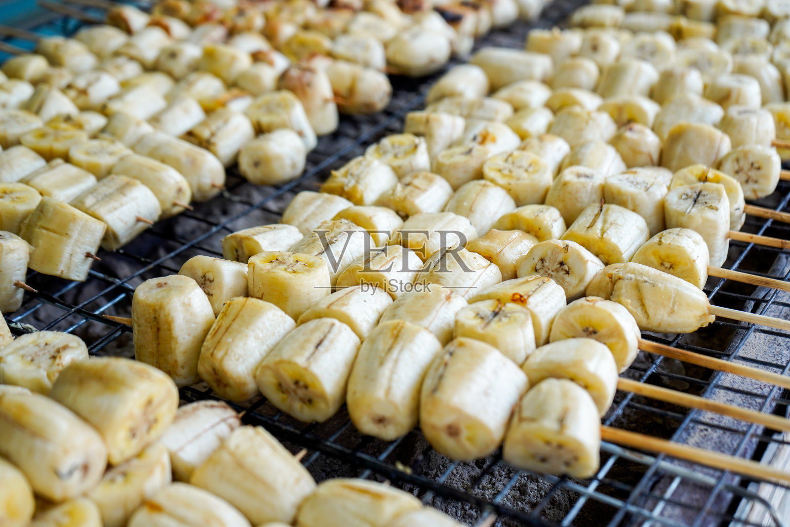 烤香蕉是泰国街头小吃中的甜点照片摄影图片