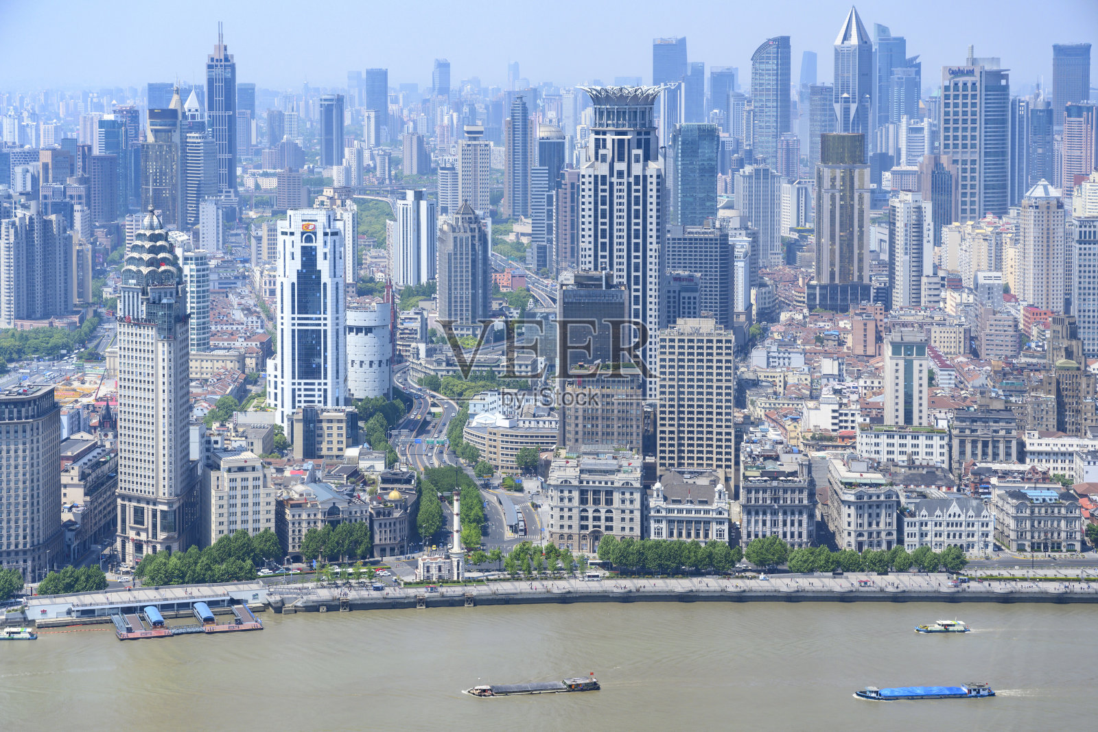黄浦江和上海的建筑照片摄影图片