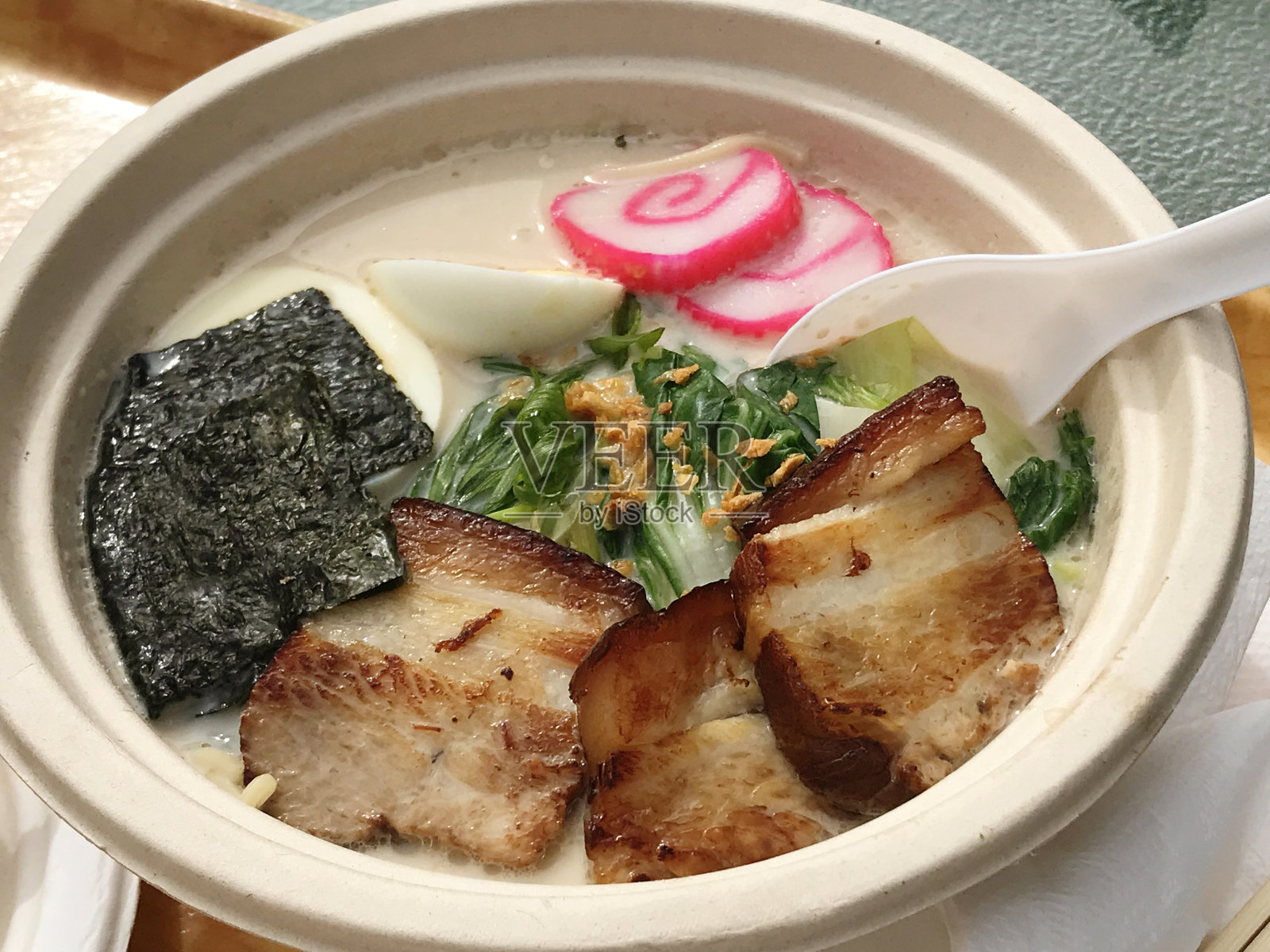 日本五花肉拉面汤，鱼饼照片摄影图片