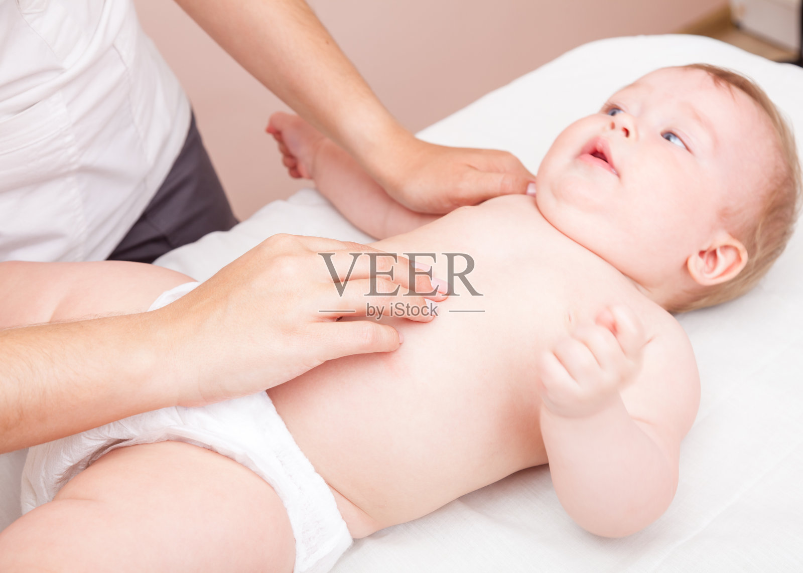 小儿门诊接受腹部捏脊治疗的小婴儿照片摄影图片