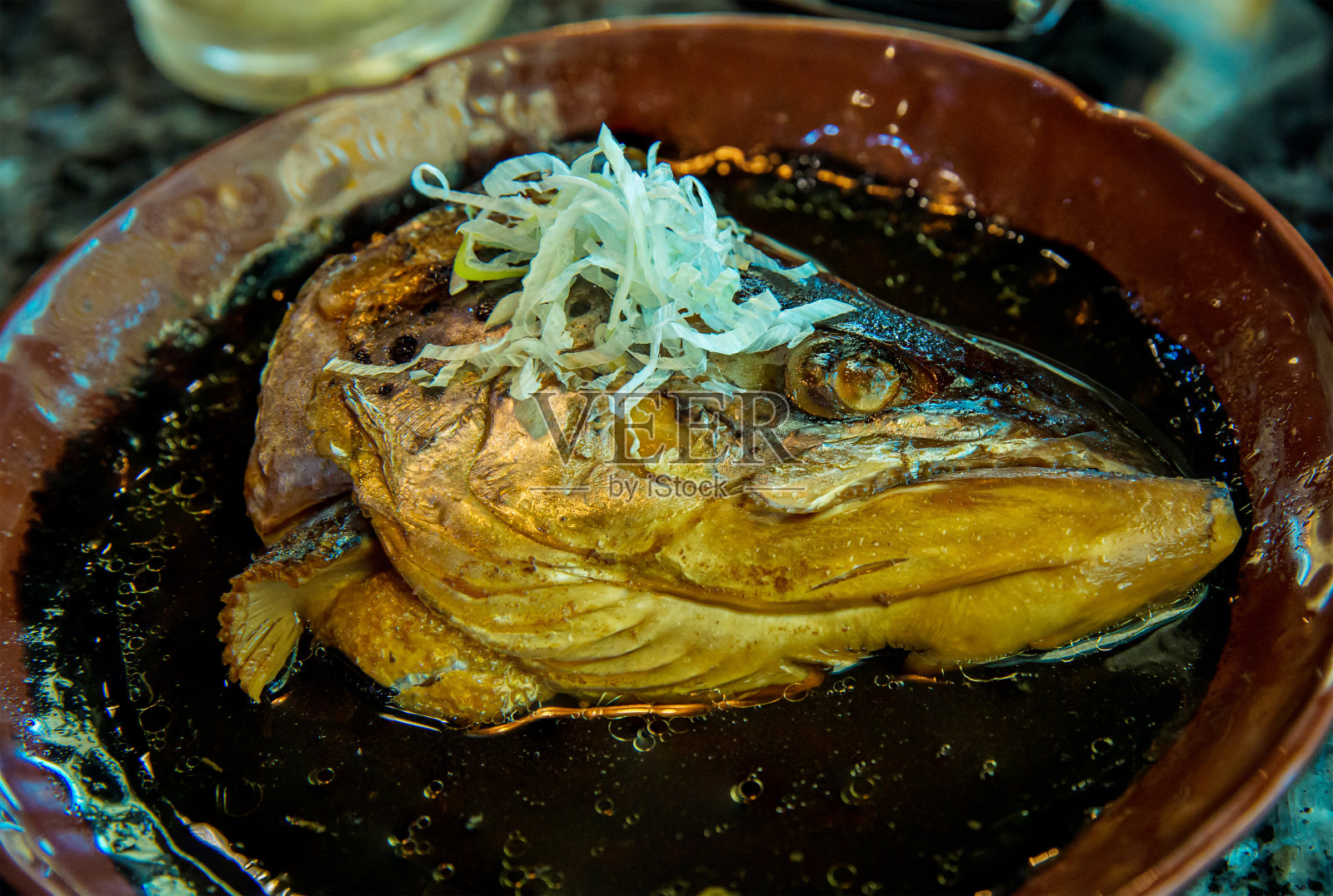 日本食品的概念。日式甜汁青菜蒸鲑鱼头。照片摄影图片