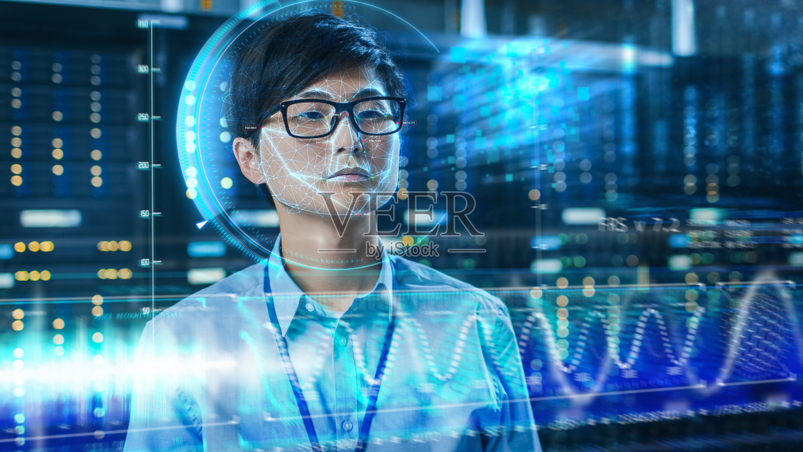 年轻的亚洲IT工程师在数据中心服务器室通过生物特征面部识别扫描过程识别。未来概念:投影仪通过线条照亮脸部来识别个体。照片摄影图片