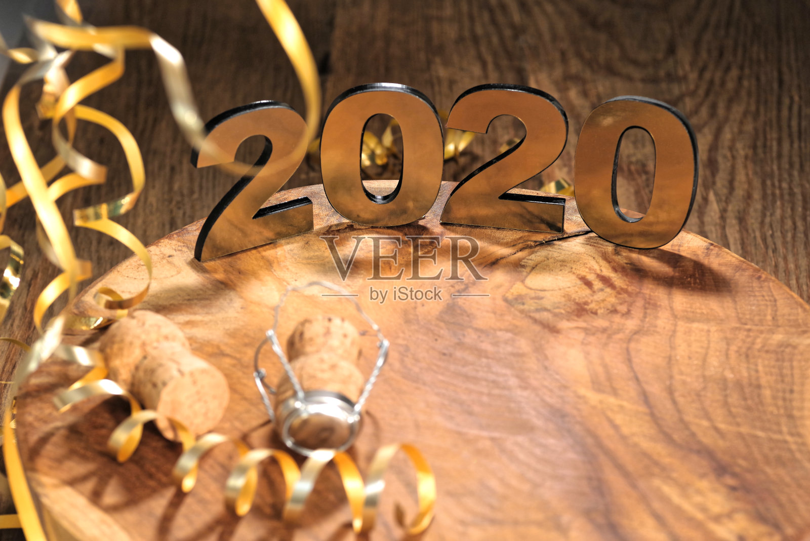 2020年新年快乐。木制背景上的2020号符号照片摄影图片