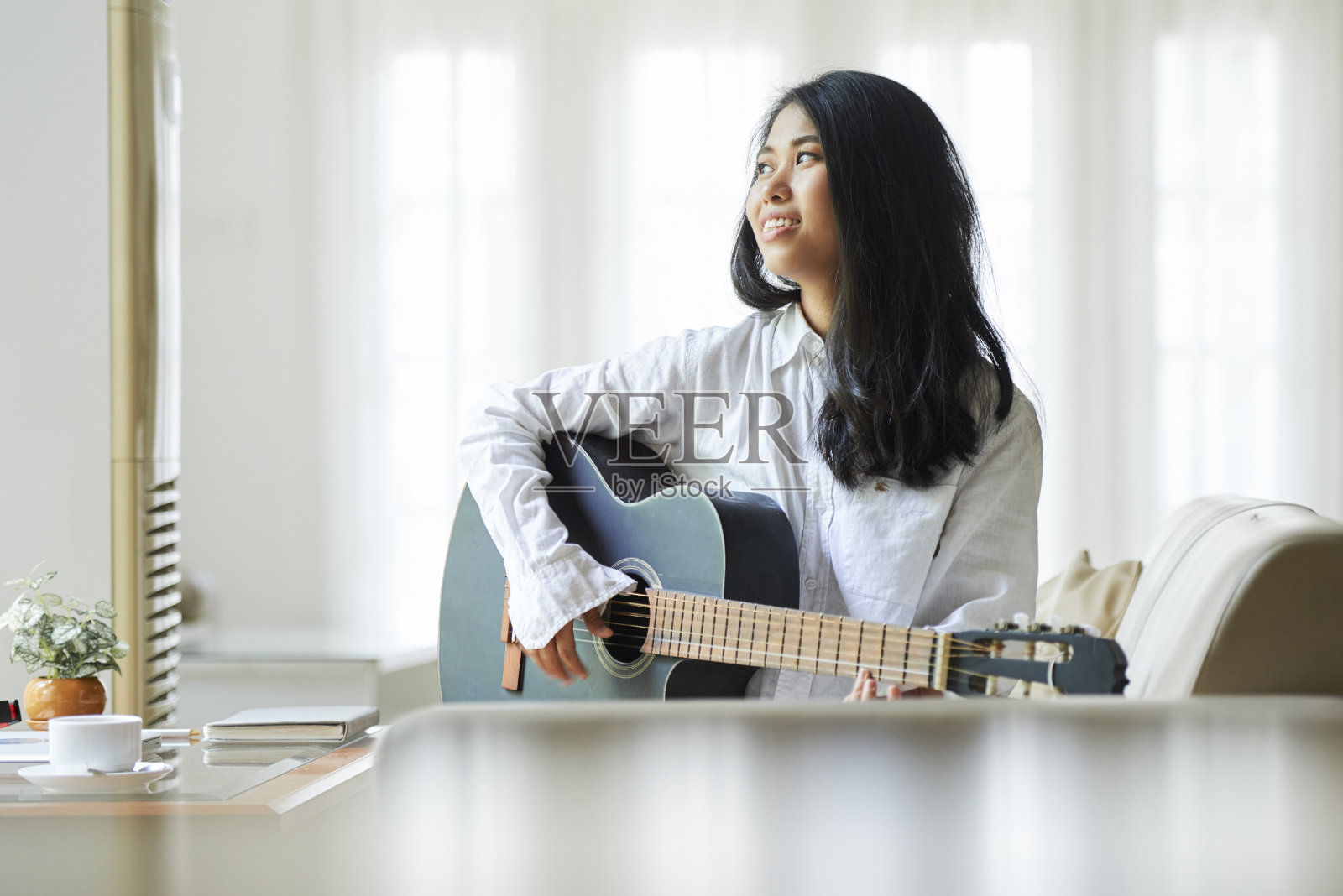 在家里弹吉他的女人照片摄影图片