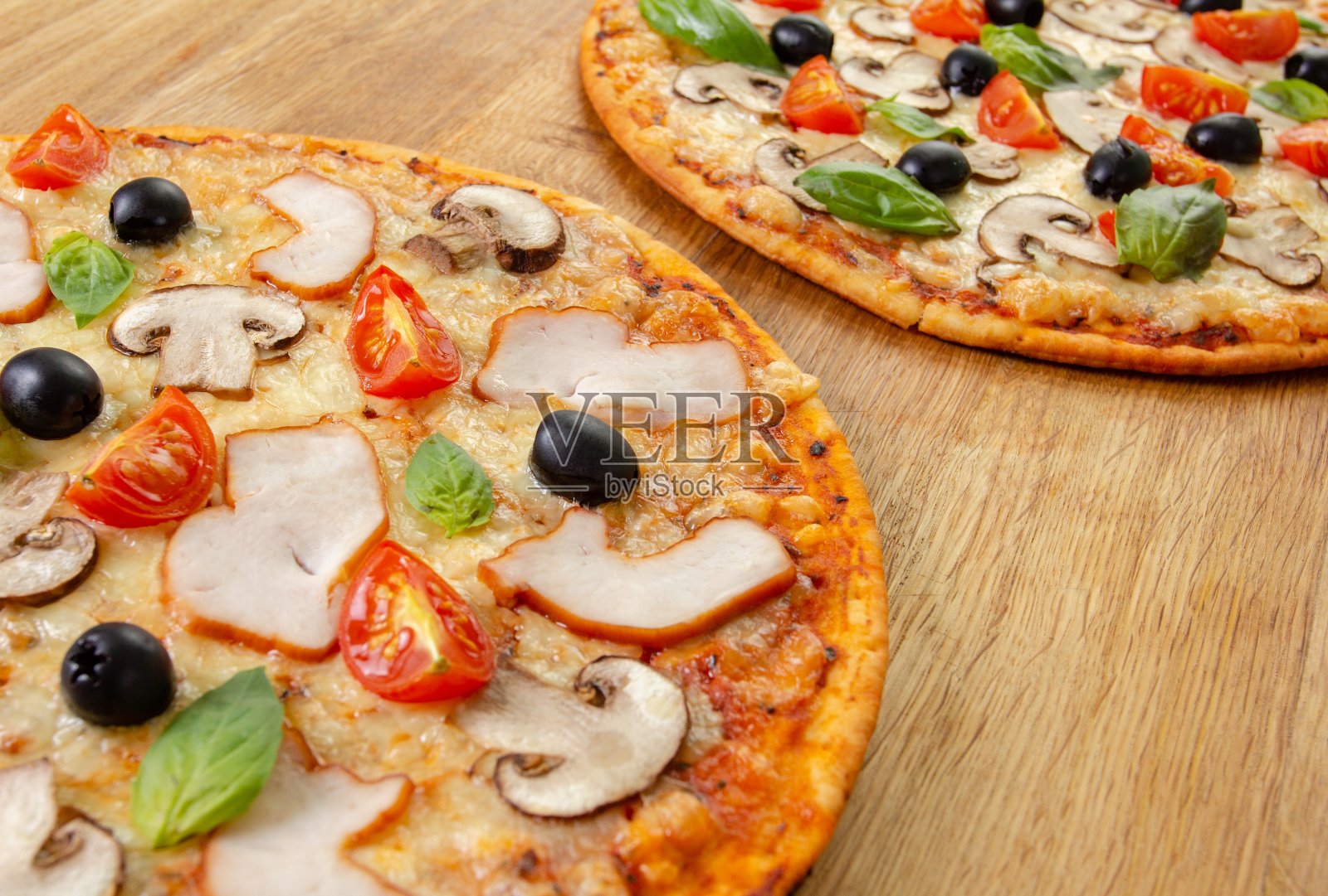 意大利披萨配芝士片，烘焙食品，番茄。照片摄影图片