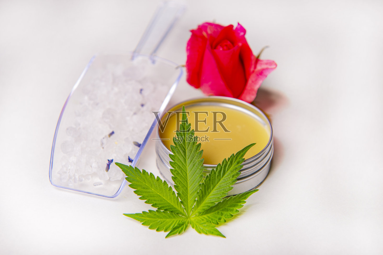 大麻美容产品与玫瑰和大麻叶子照片摄影图片