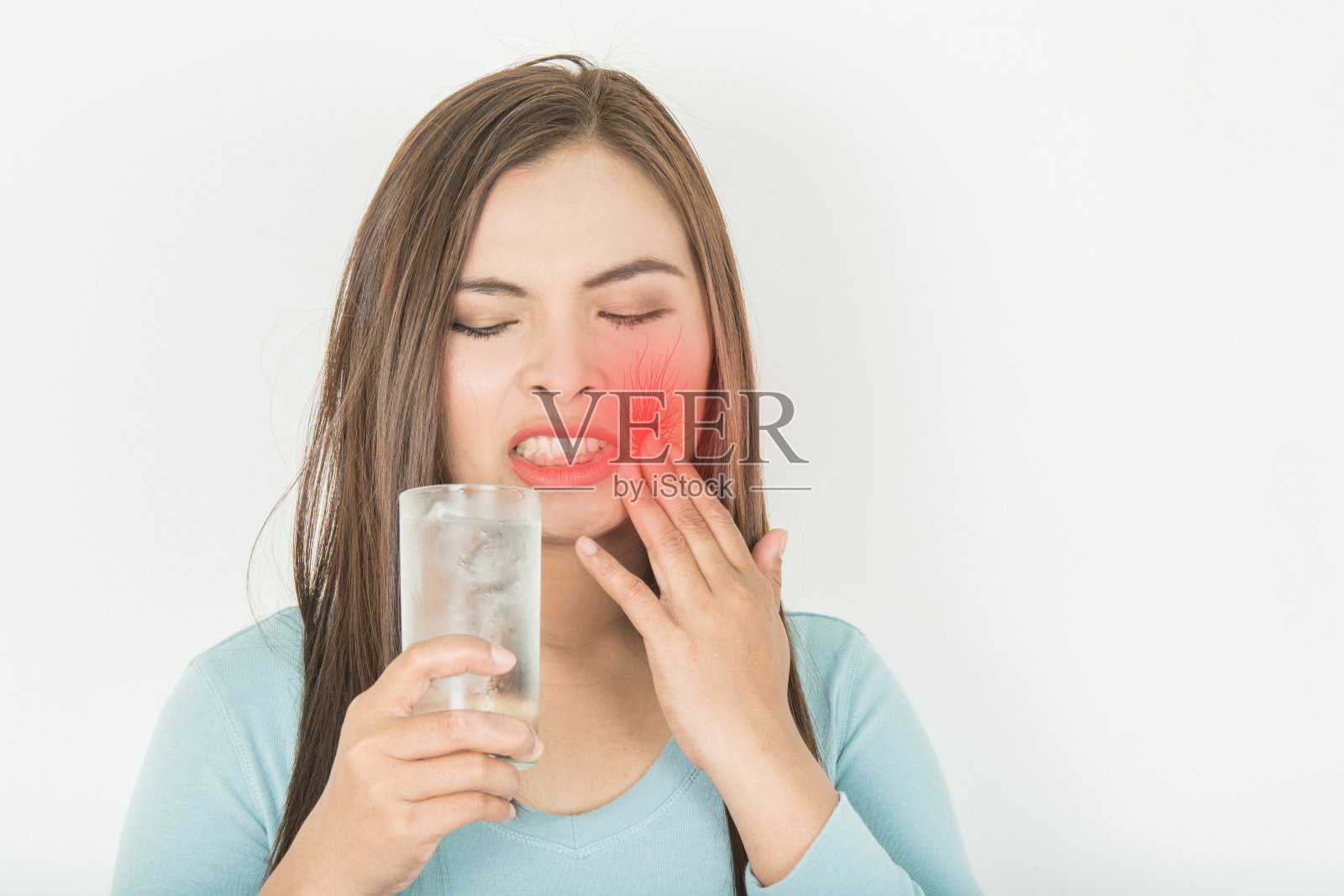 女人敏感的牙齿和一个杯子照片摄影图片