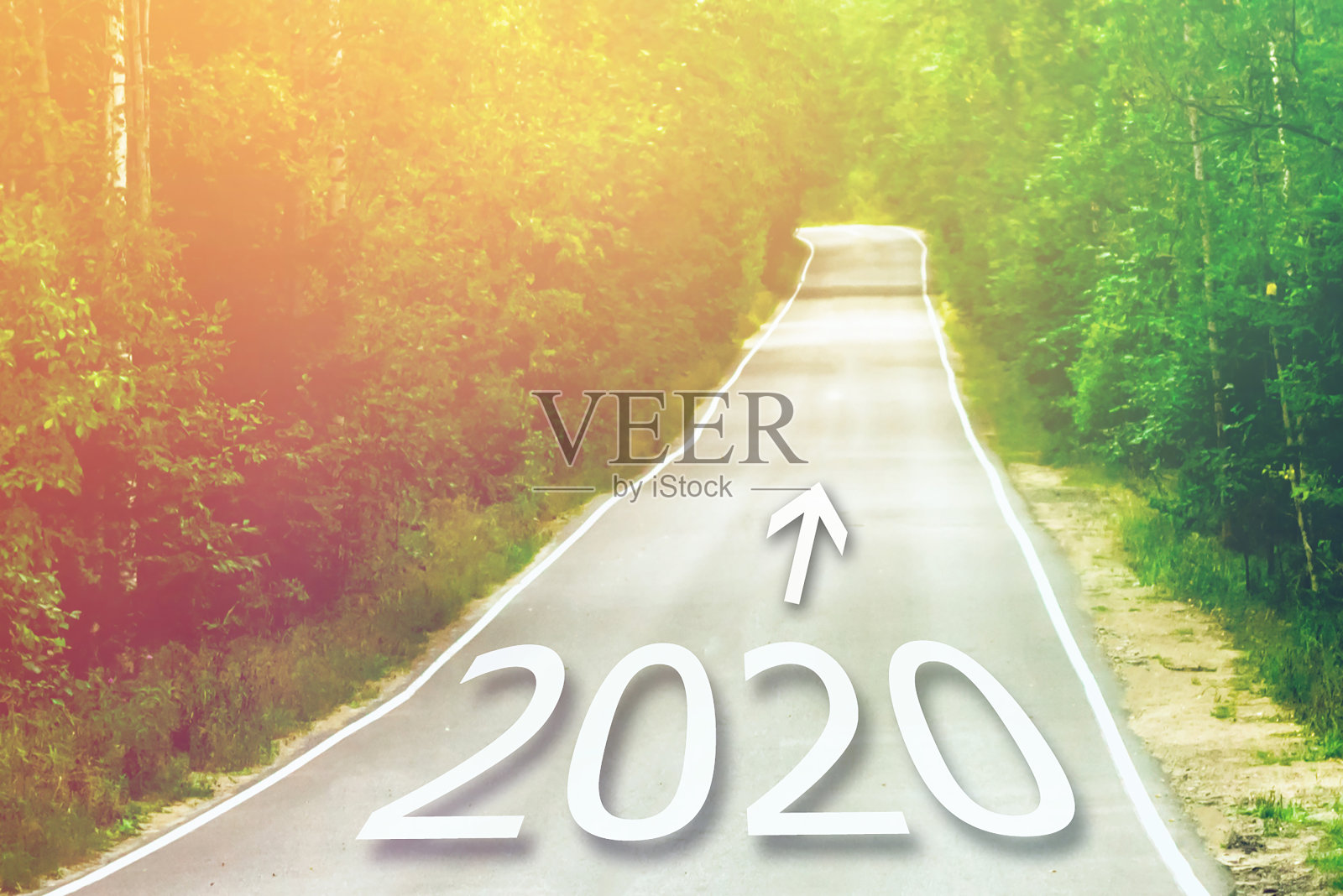 2020年的概念。字2020写在柏油路中间的金色夕阳上。照片摄影图片
