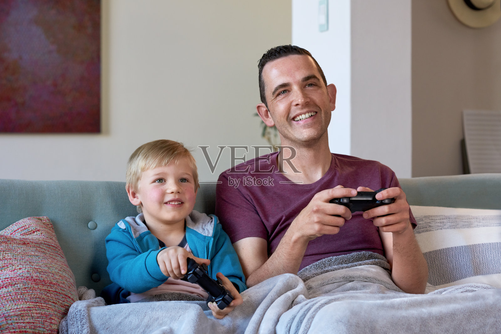 父亲和儿子在玩电脑游戏照片摄影图片
