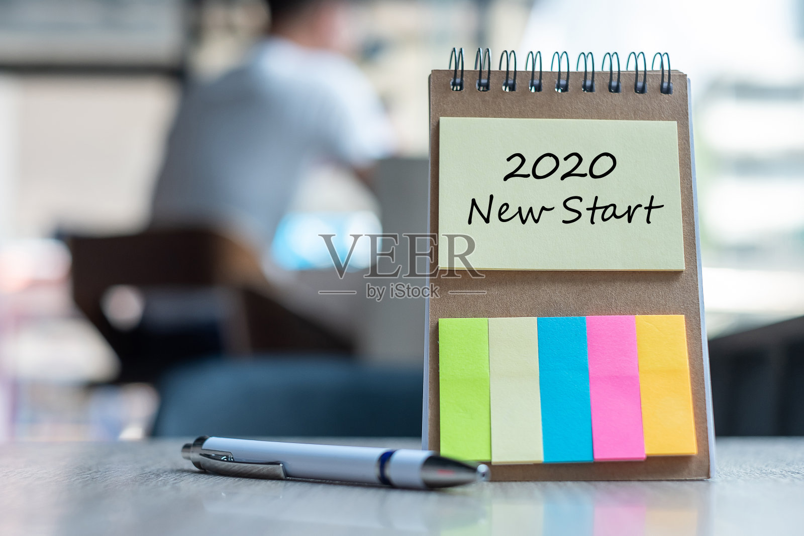 2020年新开始的单词写在笔记纸上，用笔放在木桌上。决议，战略，解决方案，目标，业务，新年新的你和快乐的节日概念照片摄影图片