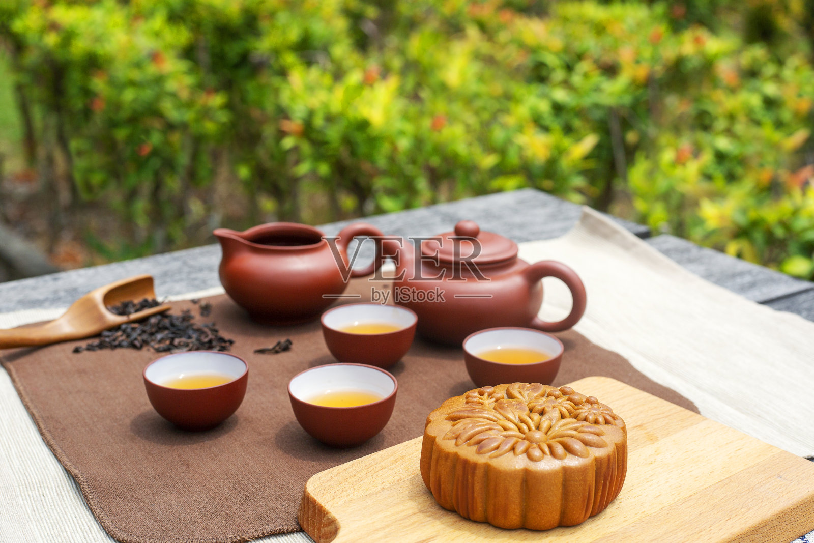 花园里有月饼和中国茶。传统的中秋节庆祝活动照片摄影图片