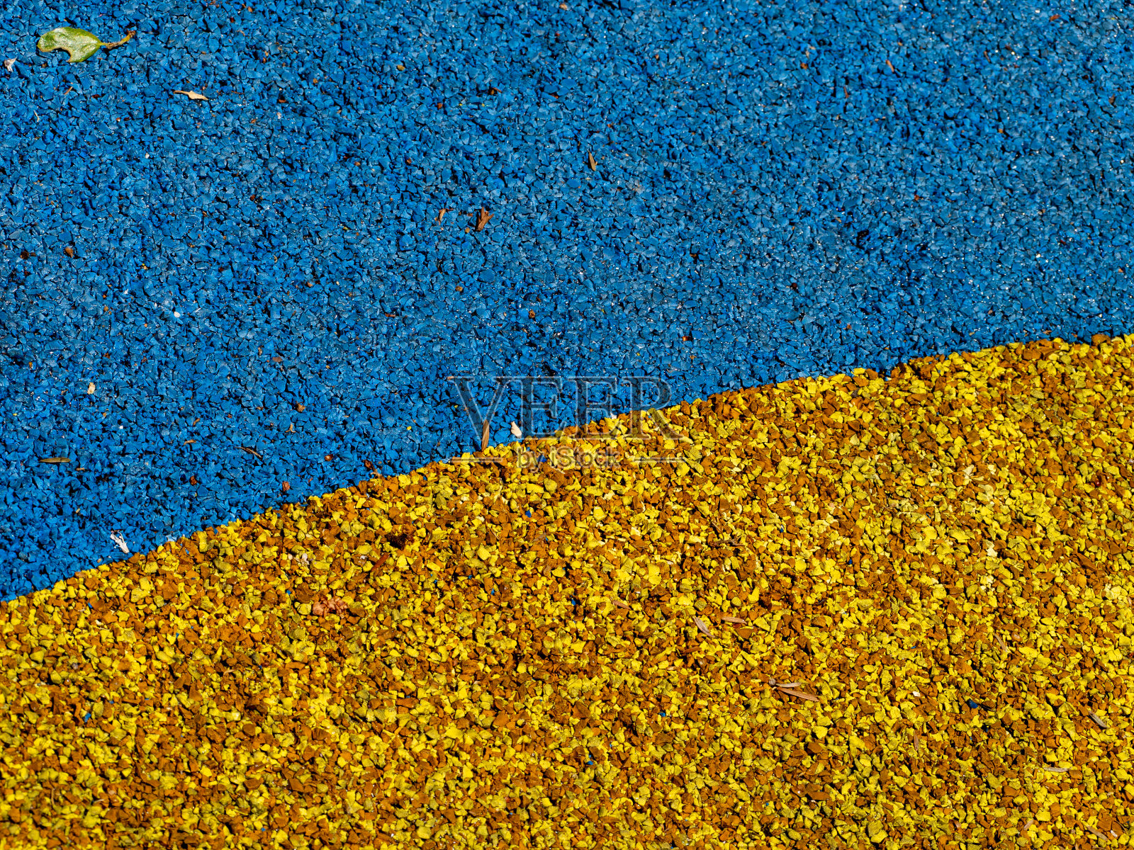 乌克兰国旗。蓝色和黄色。抽象的泡沫纹理在操场上。照片摄影图片