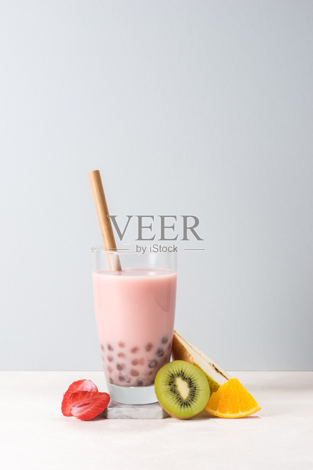清爽的自制冰奶珍珠奶茶。草莓和覆盆子奶茶在春天的背景。照片摄影图片