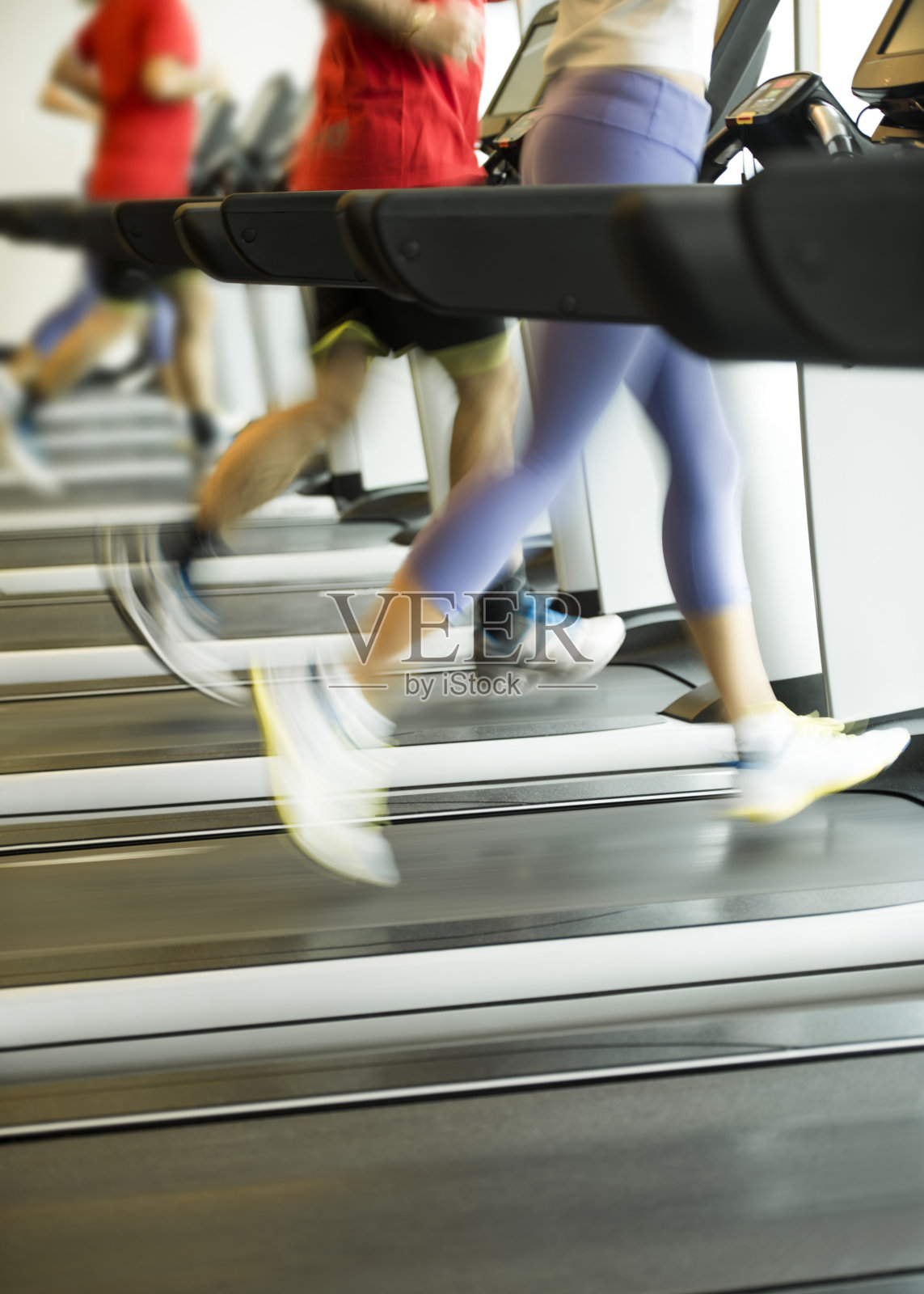 男人和女人在健身房的跑步机上跑步照片摄影图片