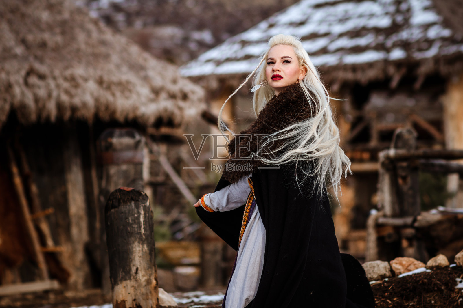 美丽的年轻女子，抱着一头金发的维京人。历史人物形象照片摄影图片