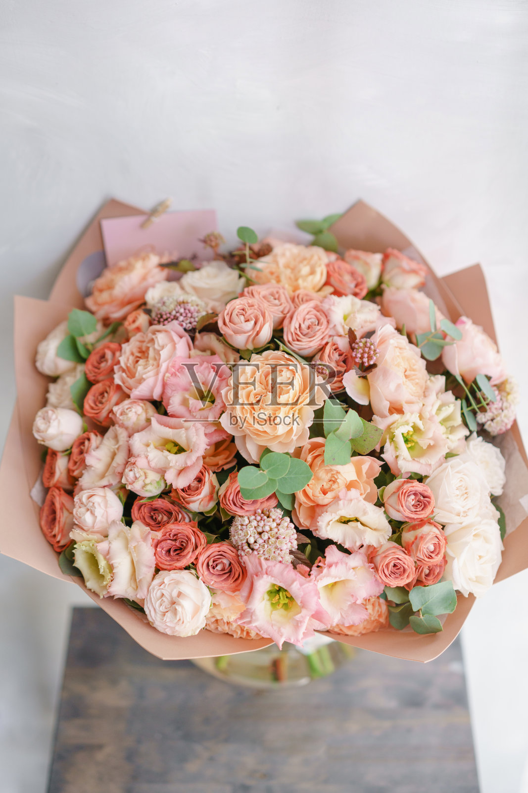 精致，色彩柔和，小而美丽的一束混合鲜花。花店概念。漂亮的新鲜花束。鲜花交付照片摄影图片