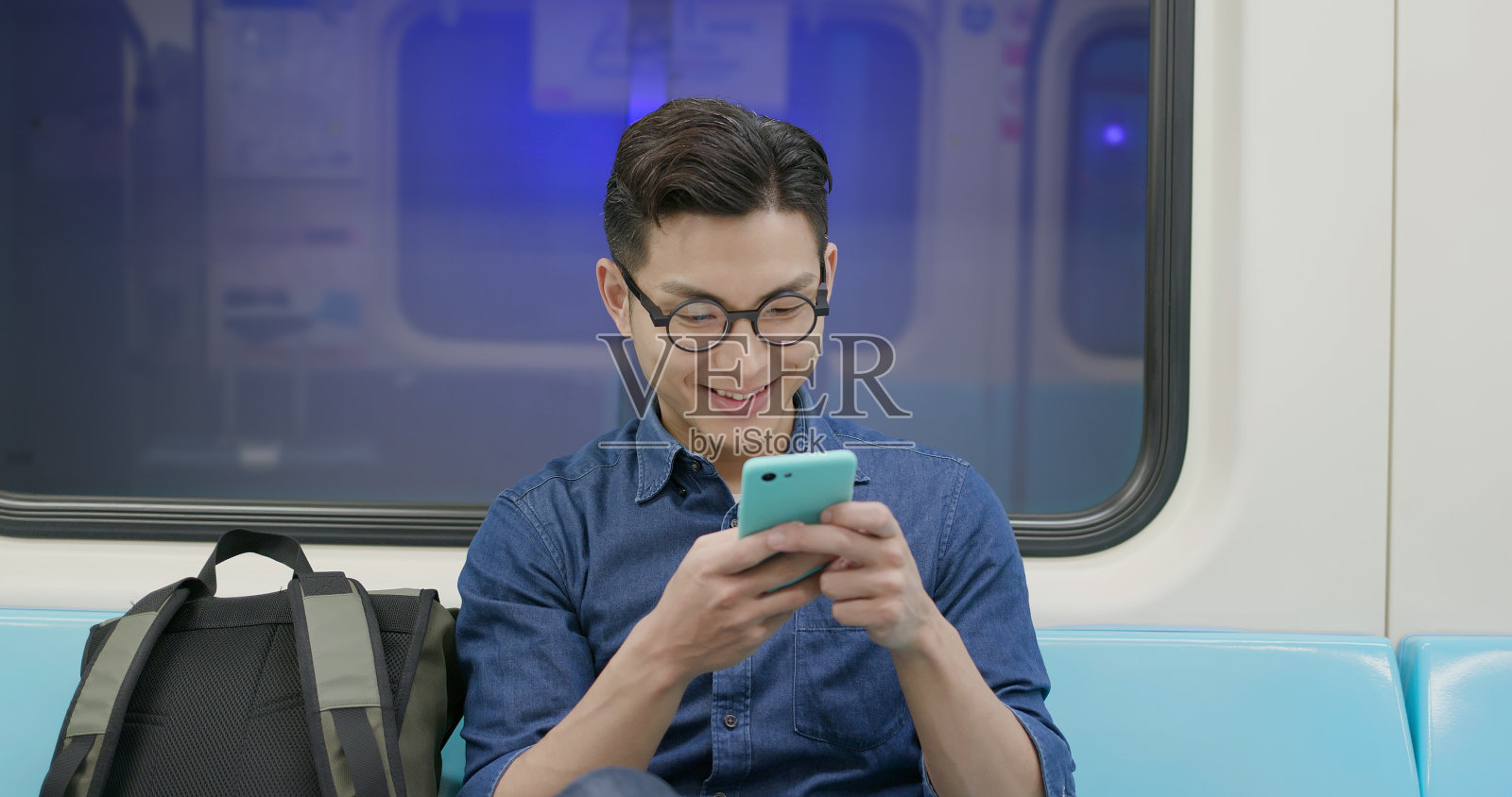 男人在捷运中使用电话照片摄影图片