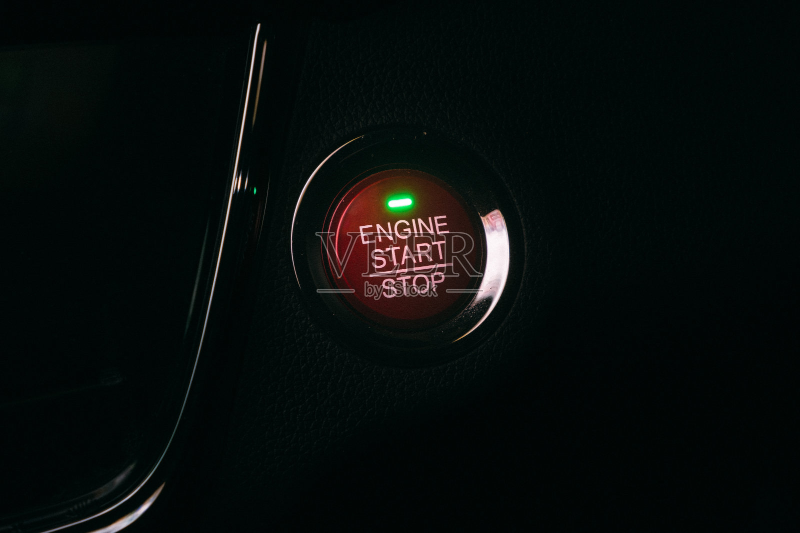 现代汽车发动机启停按钮的关闭，汽车内饰。照片摄影图片