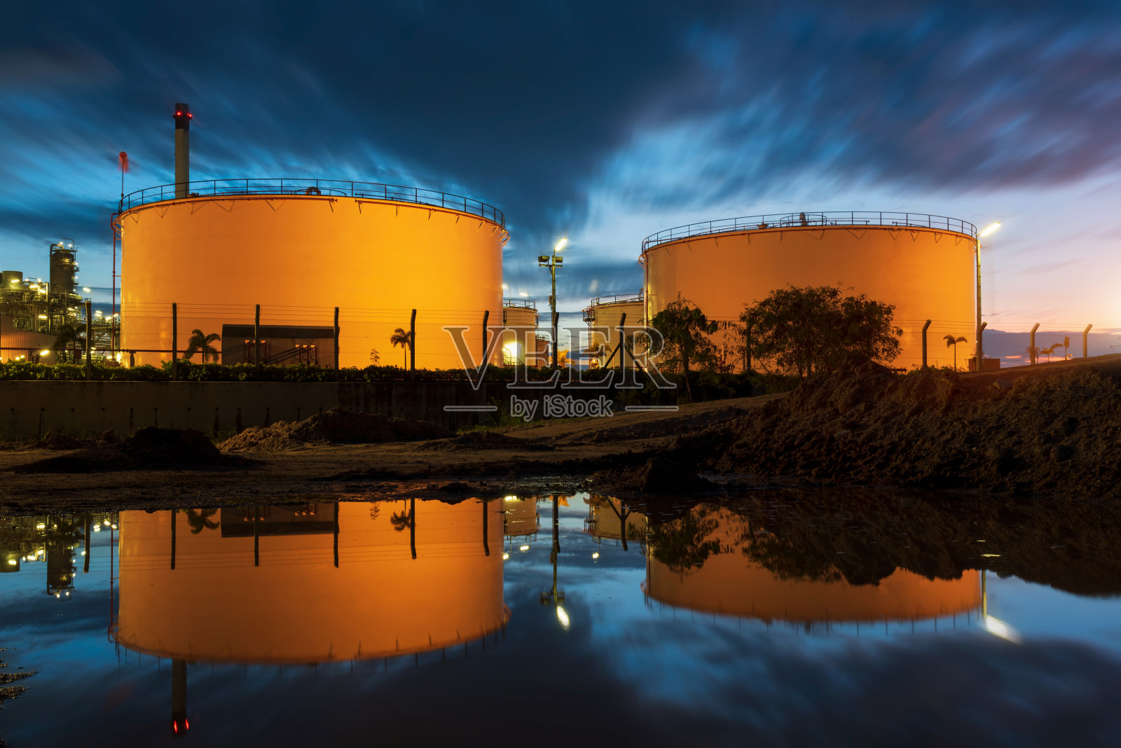 工业厂房黄昏时的天然气储罐和油罐照片摄影图片