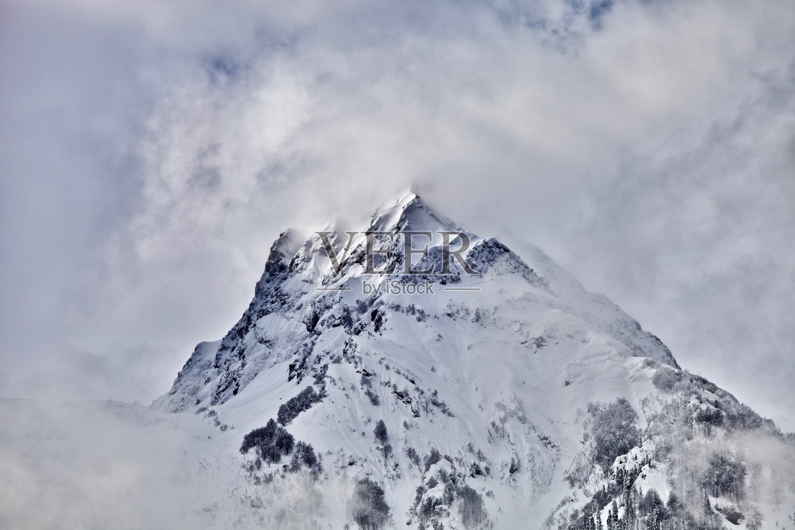 白雪皑皑的单峰高耸入云照片摄影图片