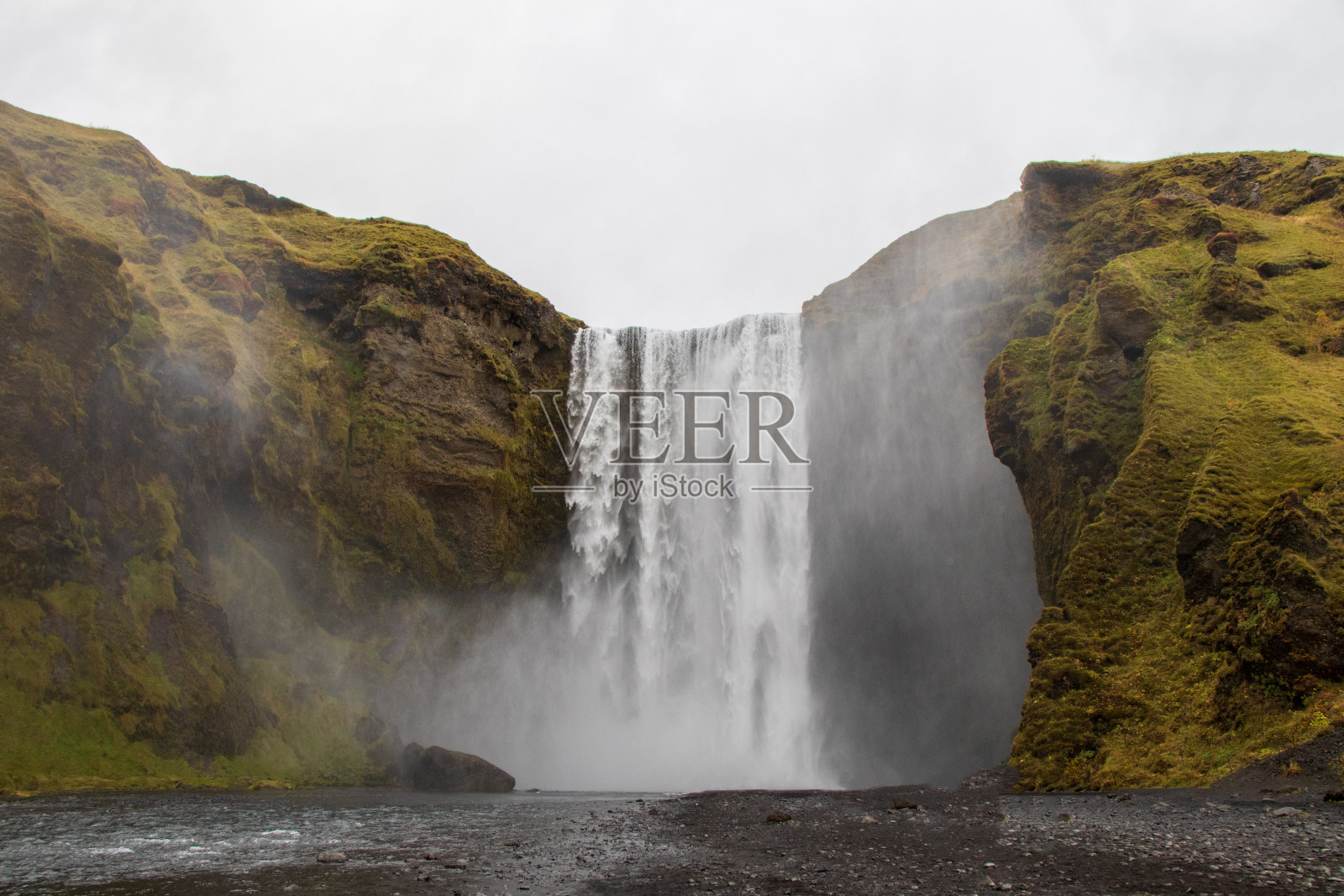 多云天气下的冰岛瀑布照片摄影图片
