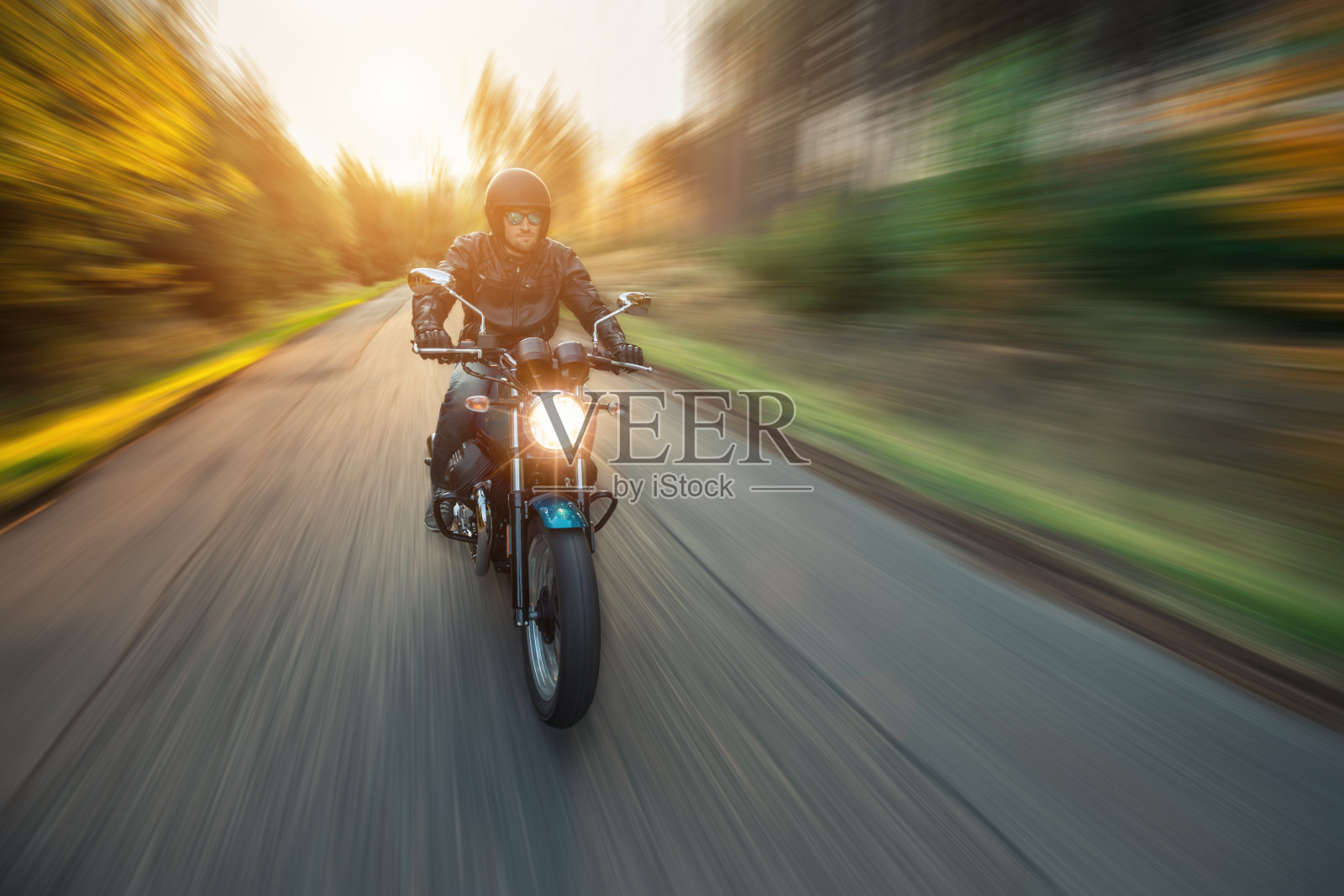 摩托车驾驶员模糊的运动效果照片摄影图片