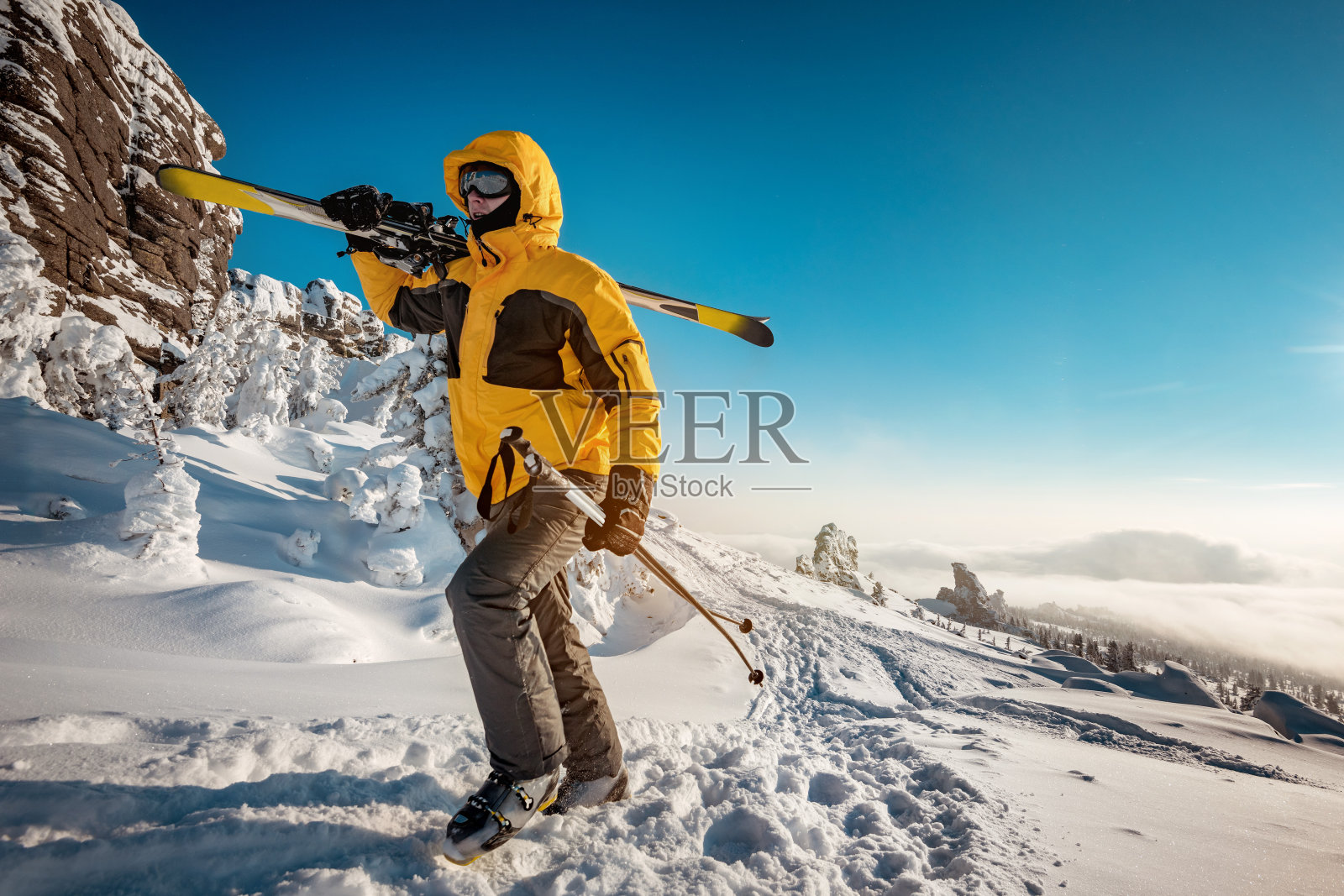 滑雪者去上坡穷乡僻壤的概念照片摄影图片