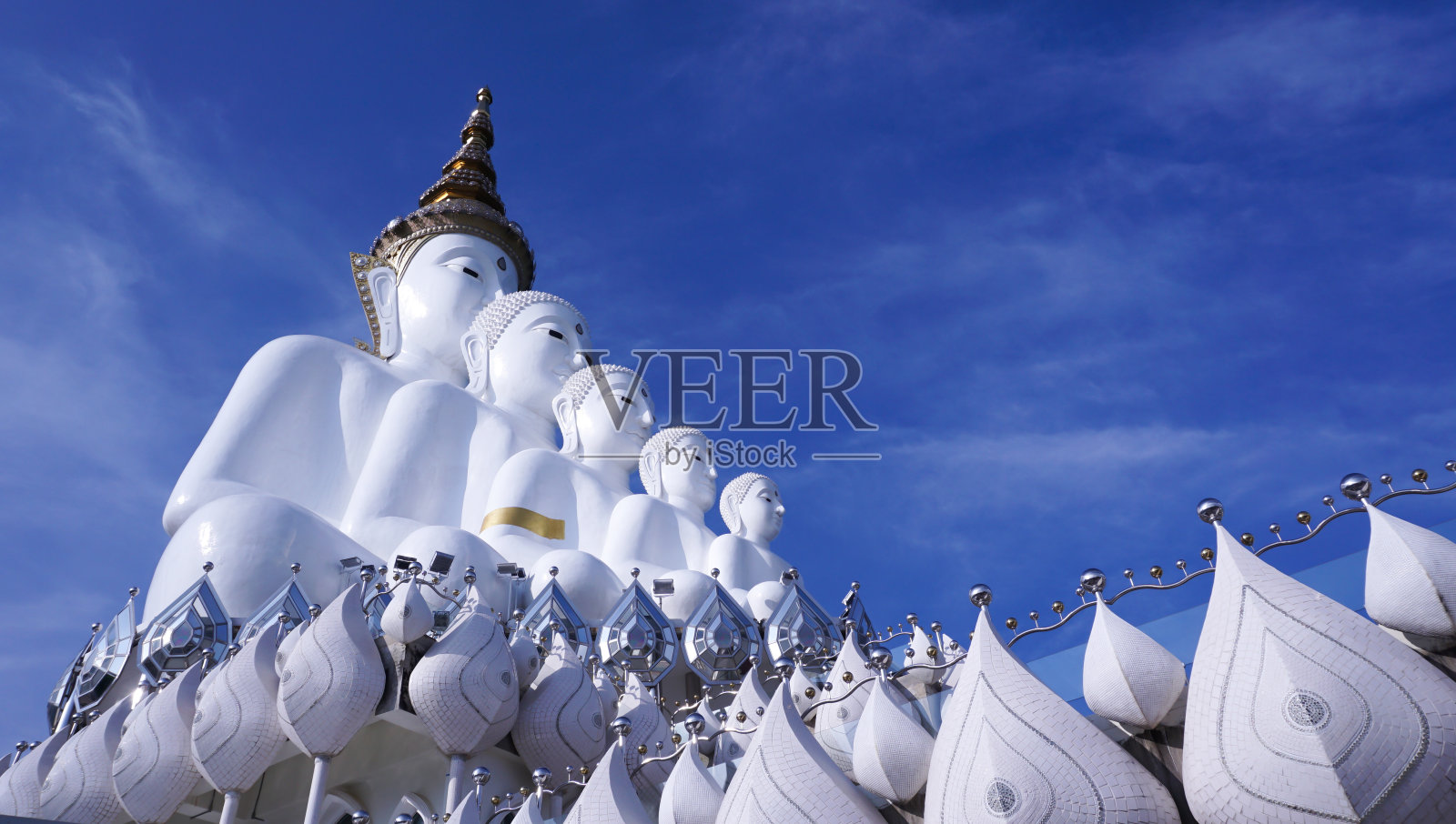 泰国佛寺的五尊佛像。照片摄影图片