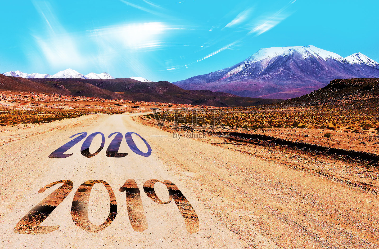 空旷的道路冲向远方。Сoming 2020新年旅游概念照片摄影图片