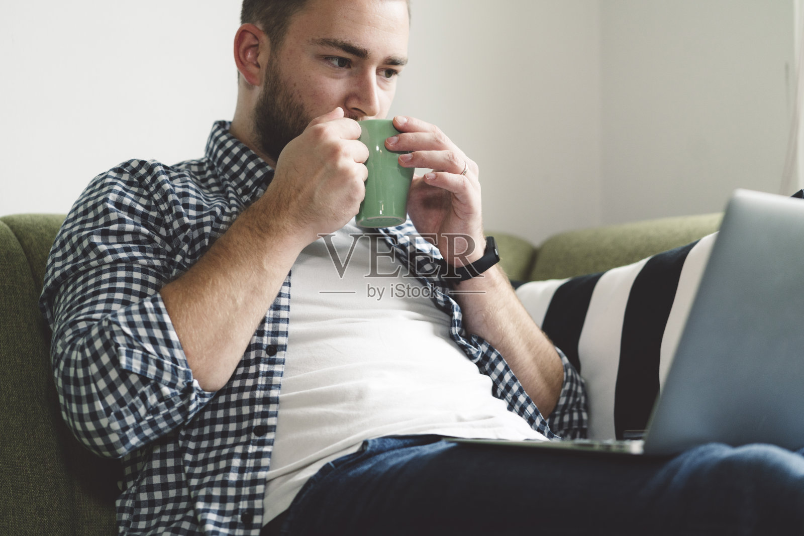 在家工作喝咖啡的自由职业者照片摄影图片