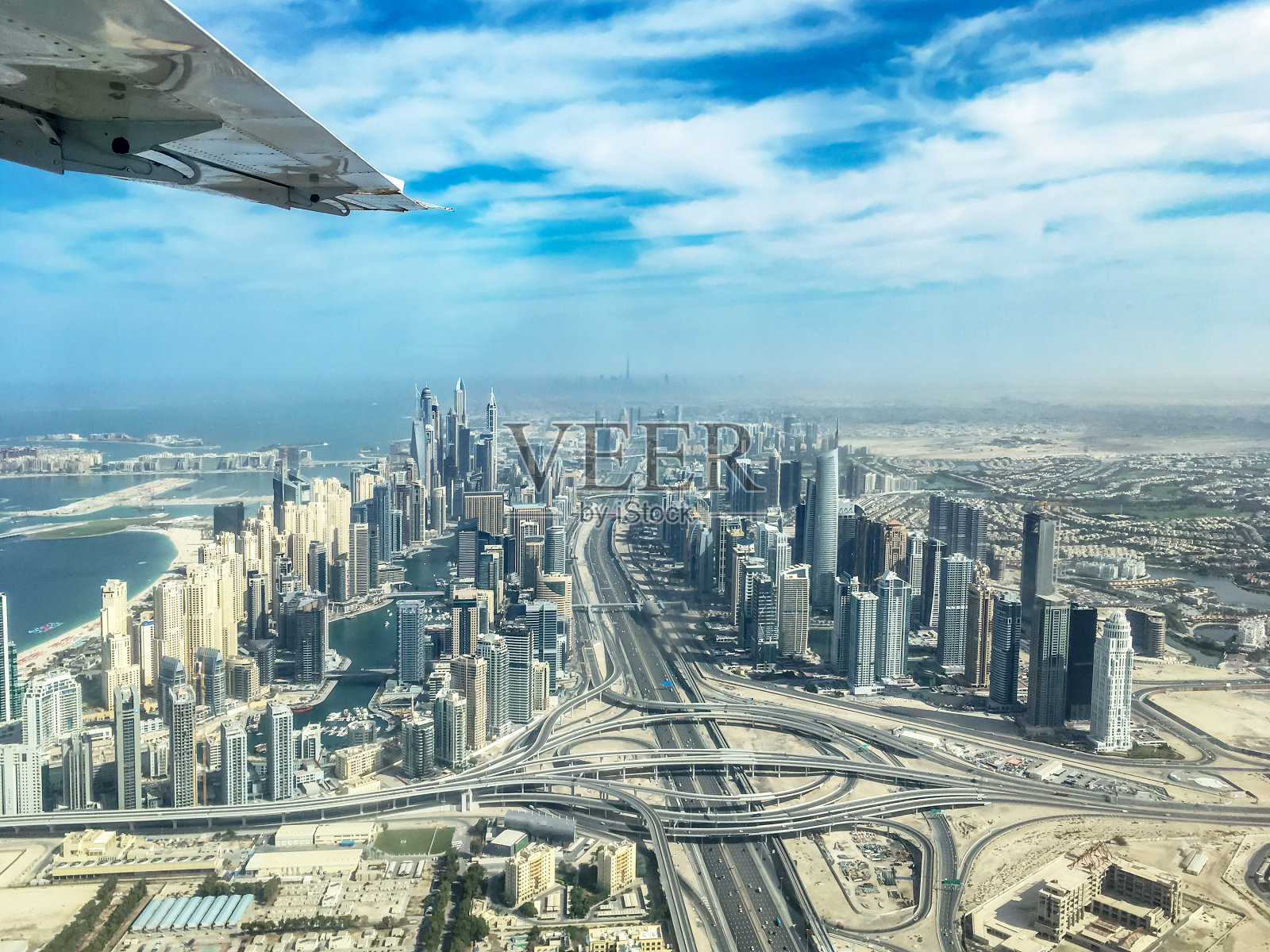 鸟瞰图迪拜滨海天际线与谢赫扎耶格公路立交，阿拉伯联合酋长国照片摄影图片